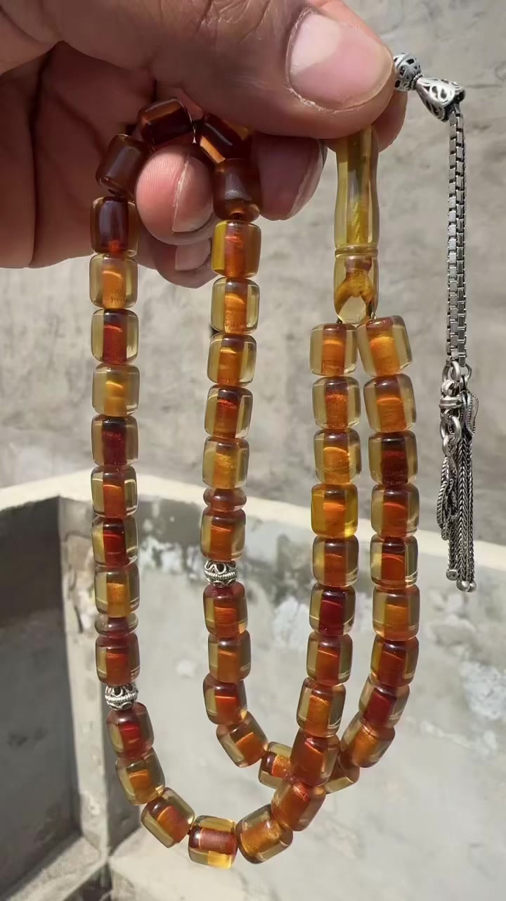 هاذا الذهب الواحد يخزنه 
سندلوس انتيك الأنتيك ألماني خامة محومره 
خراطة بيت عنوز / بيه عطر يكعد الرأس 
49 حبه 
وزن 40 غرام صافي بدون كل شي 
كركوشه وفواصل فضه 924 قديمه 
قطعه مخزنه خدش مابيه نضافه 100/100

بغداد جميله شارع خير الله 

***********وات ساب 
ماعندي توصيل
