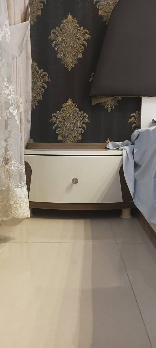 السلام عليكم غرفه تركيه للبيع 7 قطع مع ثلاجه مستخدمه شهر واحد فقط مع مبرده الونا اصليه للبيع كلشي وسعره للاستفسار ***********
