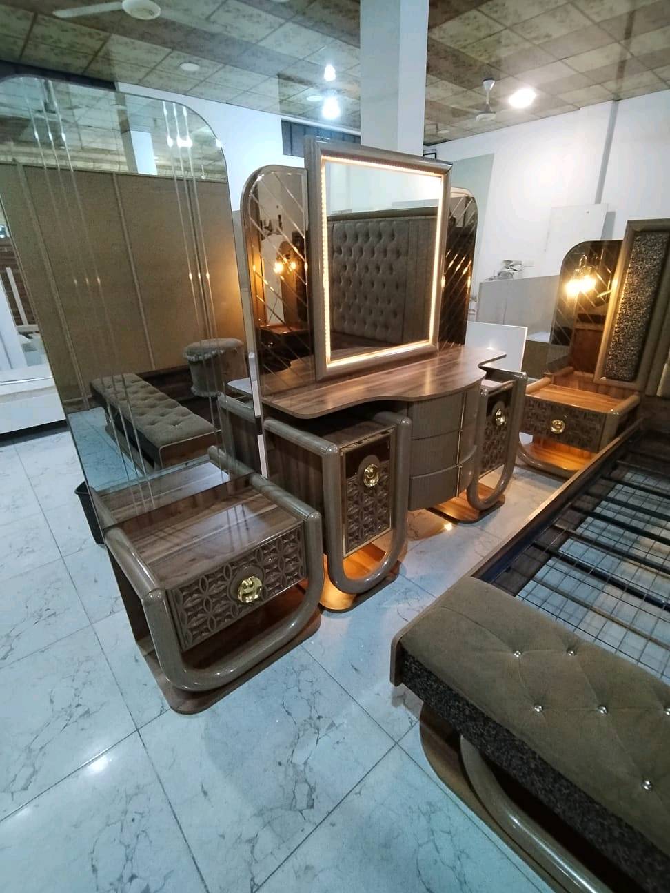 غرفه نوم كلش قليل مستعمل كل عيب ما بيها كلش نظيف سعر مليون ٣٠٠ بيها مجال شراي راسلوني واتساب *********** تدللون علينه 