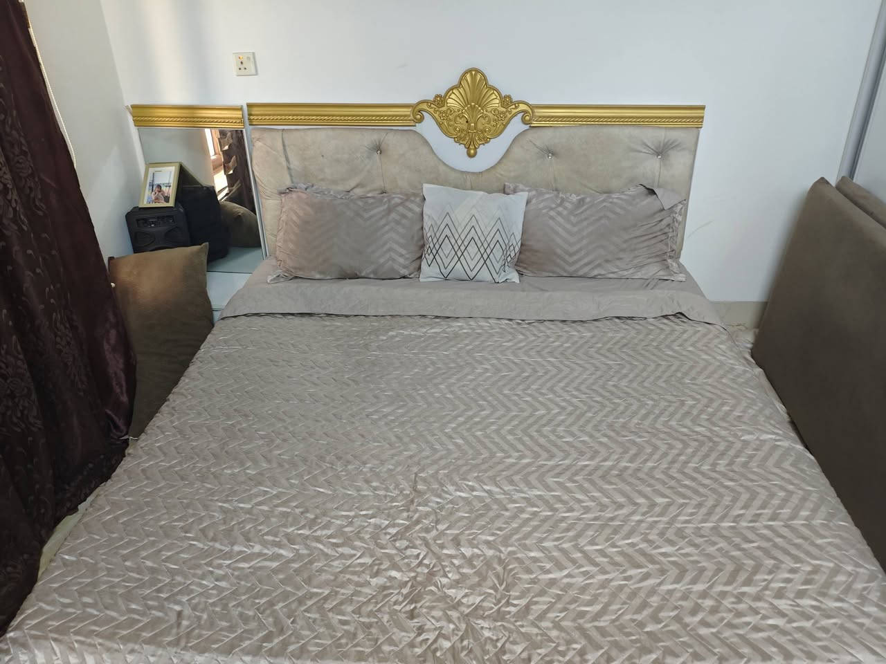 سرير زوجي +سكرتون+ شنوفيره والمرايا الي فوقها
250 الف  قفل قفل  للتواصل ***********
