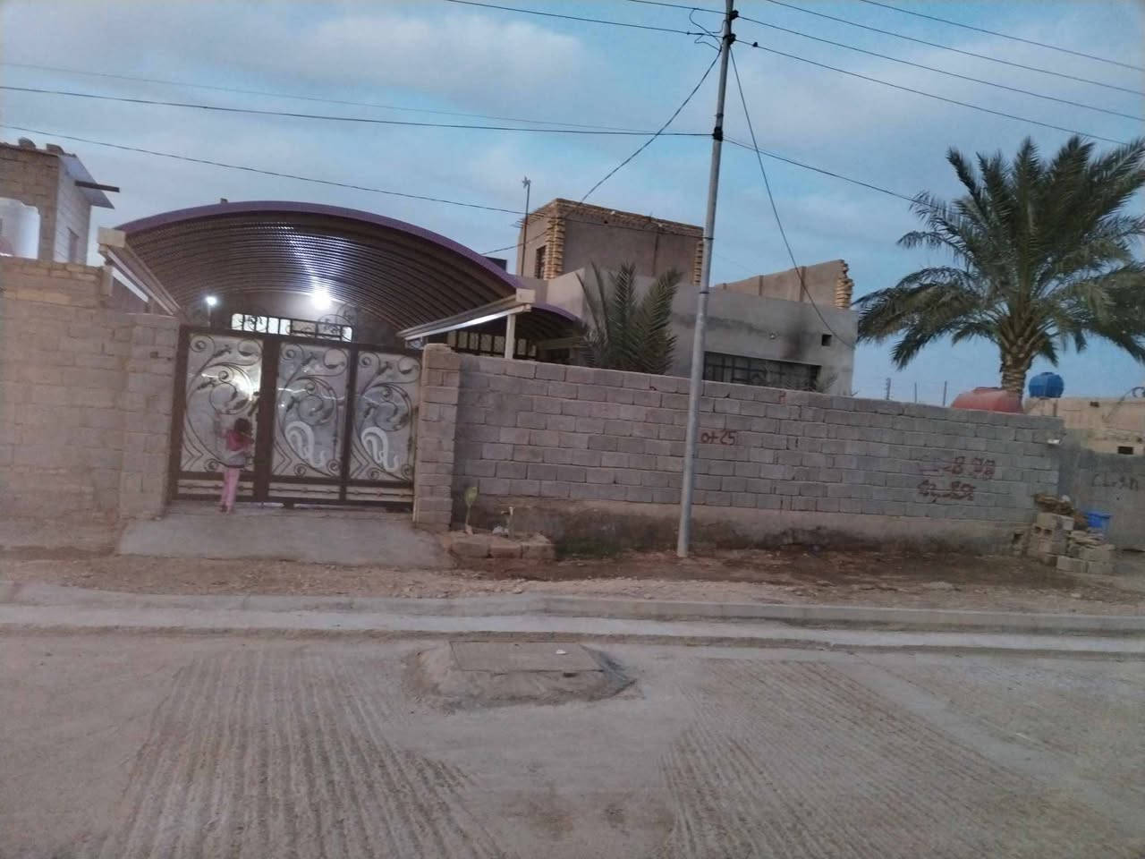 بيت للبيع في الدجيلي قريه جاسم الرحم قرب المختار صبيح الدلفي
 الاستفسار اتصل على الرقم ***********
