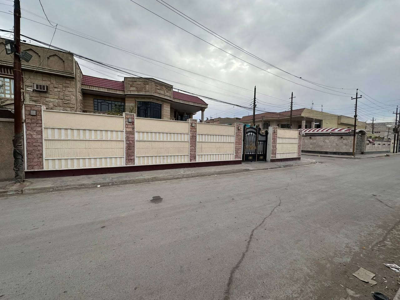 السلام عليكم بيت في حي الرئاسةالمربع الذهبي ركنين البناء٣٠٠متروالتشجير٣٠٠للاستفساراتصل***********
