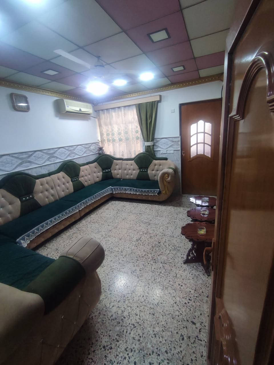 دار للبيع في حي المشراق اتجاه قبله المساحه 263 الواجهه 10 طابق ونصف
يحتوي الطابق الاول على 2غرف نوم وصاله واستقبال ومطبخ وصحيات 
الطابق الثاني غرفة نوم وهول وصحيات 
للا ستفسار الاتصال على الرقم 
***********
***********
السعر ٣٥٠ مليون وقابل للتفاوض 
تحويل مباشر من صاحب الدار
