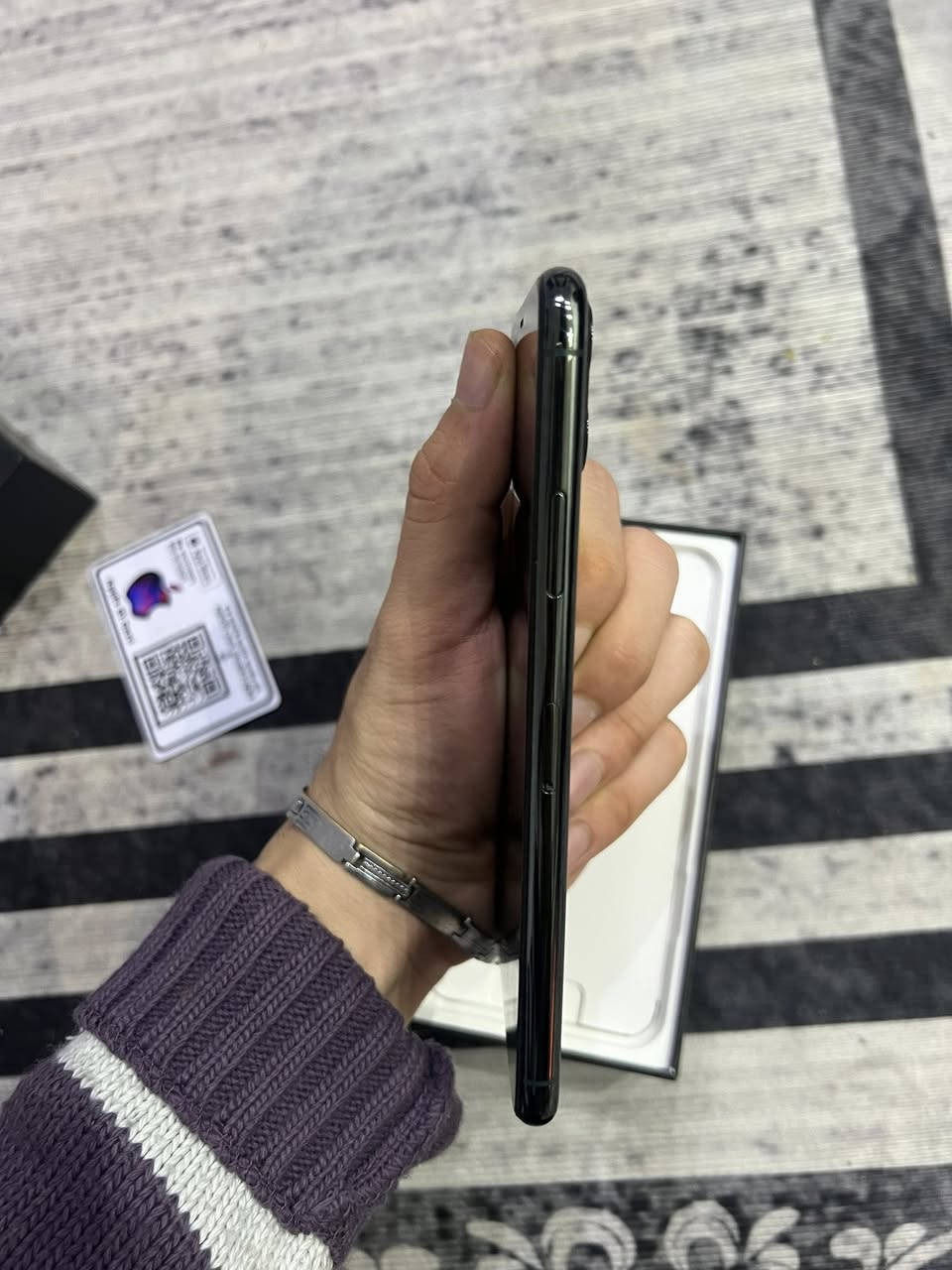 11 برو ماكس 
بطاريه 97
مرفوع ( 7 حبايات فقط )
ذاكره 256
لون زيتوني نضيف كلش 
ملحقاته كارتون وكيبل 
عنواني ناصرية حي الفداء 
***********
سعره 415 وبيه مجال
