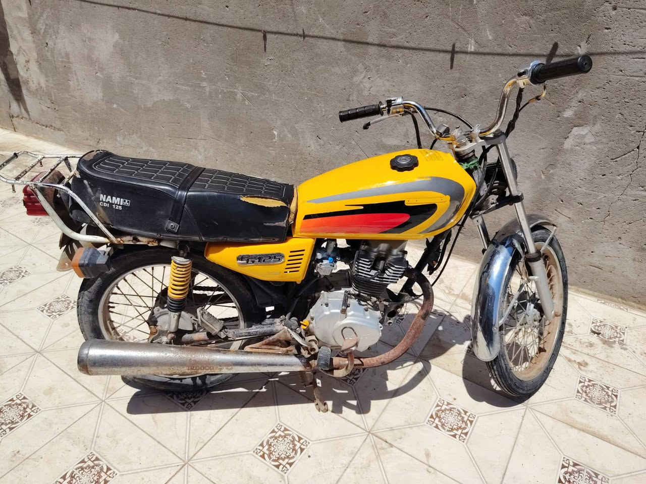 الدراجه للبيع أوراق هاي صورها تانكي جديد  السعر  450 وبيها مجال للشراي
الرقم :***********
