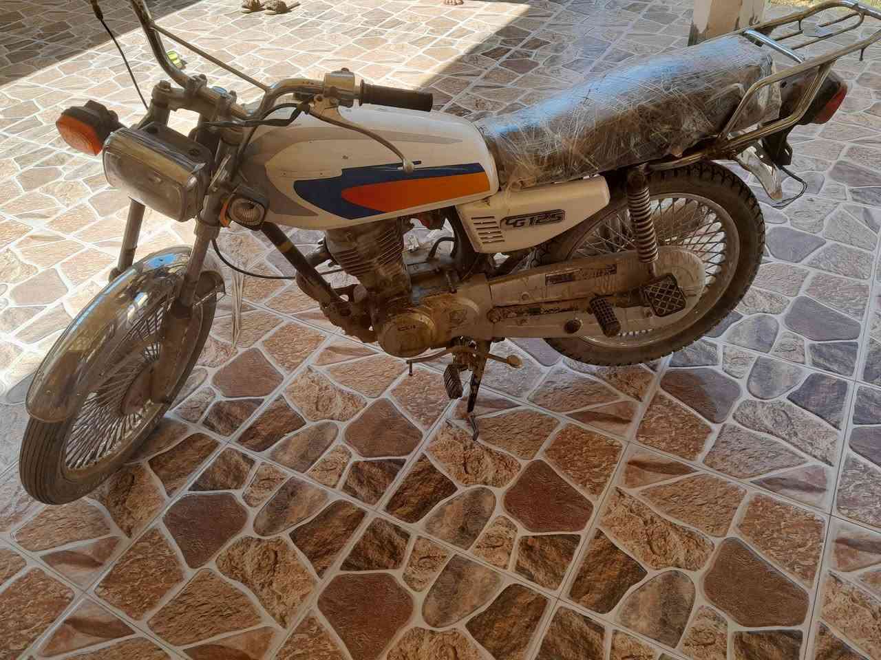 دراجه للبيع كلك مكفول من كلشي الدراجه يحتاجله ترتيبات بسيطه و يحتاج سكليتر بانزين و وضفيره و باتري السعر 275 المكان واسط عزيزيه مو شراي لا تعبني كبد الرقم ***********
