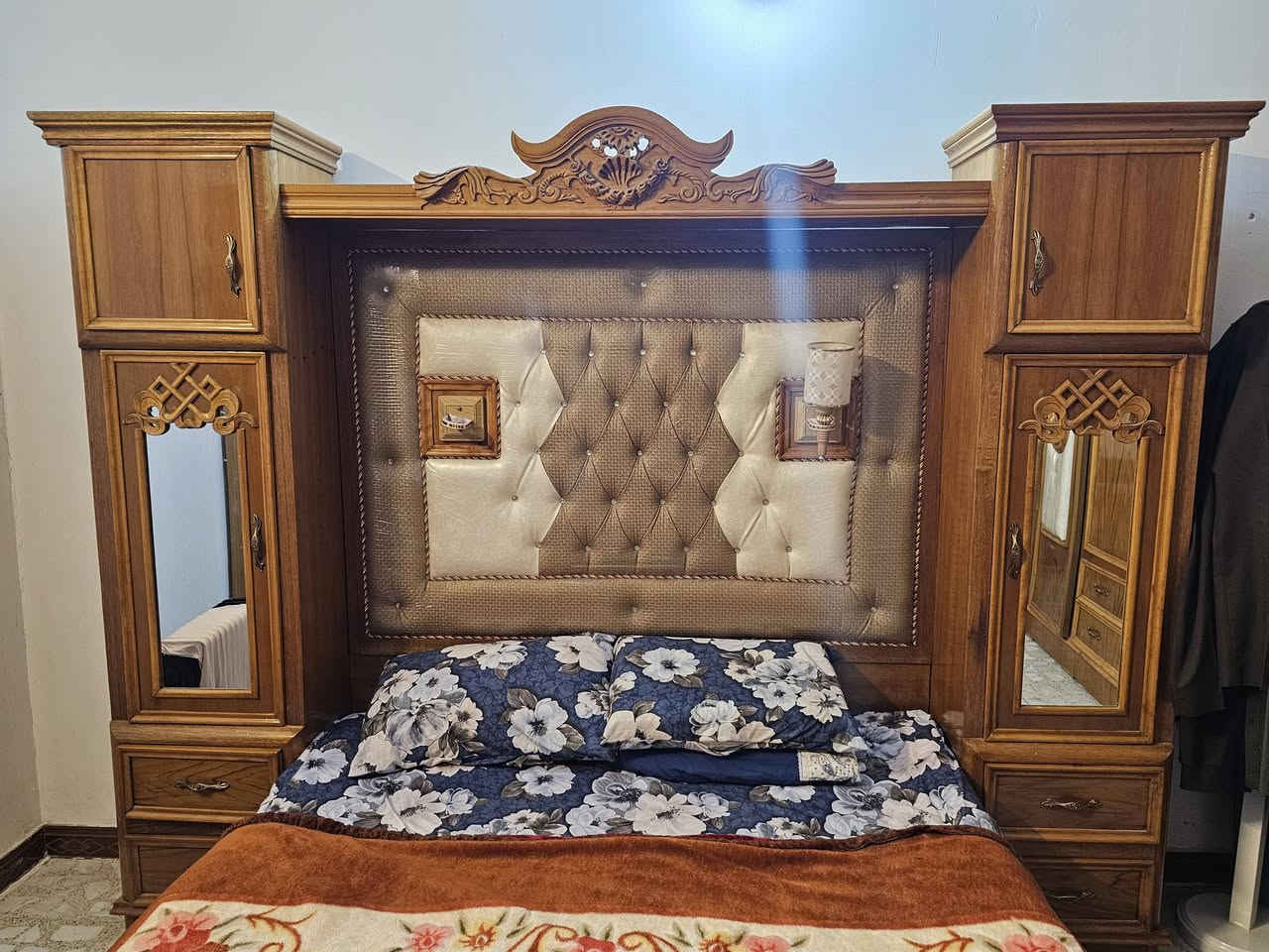 للبيع غرفة نوم صاج ومطعمة  زان حفر اربع قطع السعر ١٥٠٠ مليون ونص 7710592345
