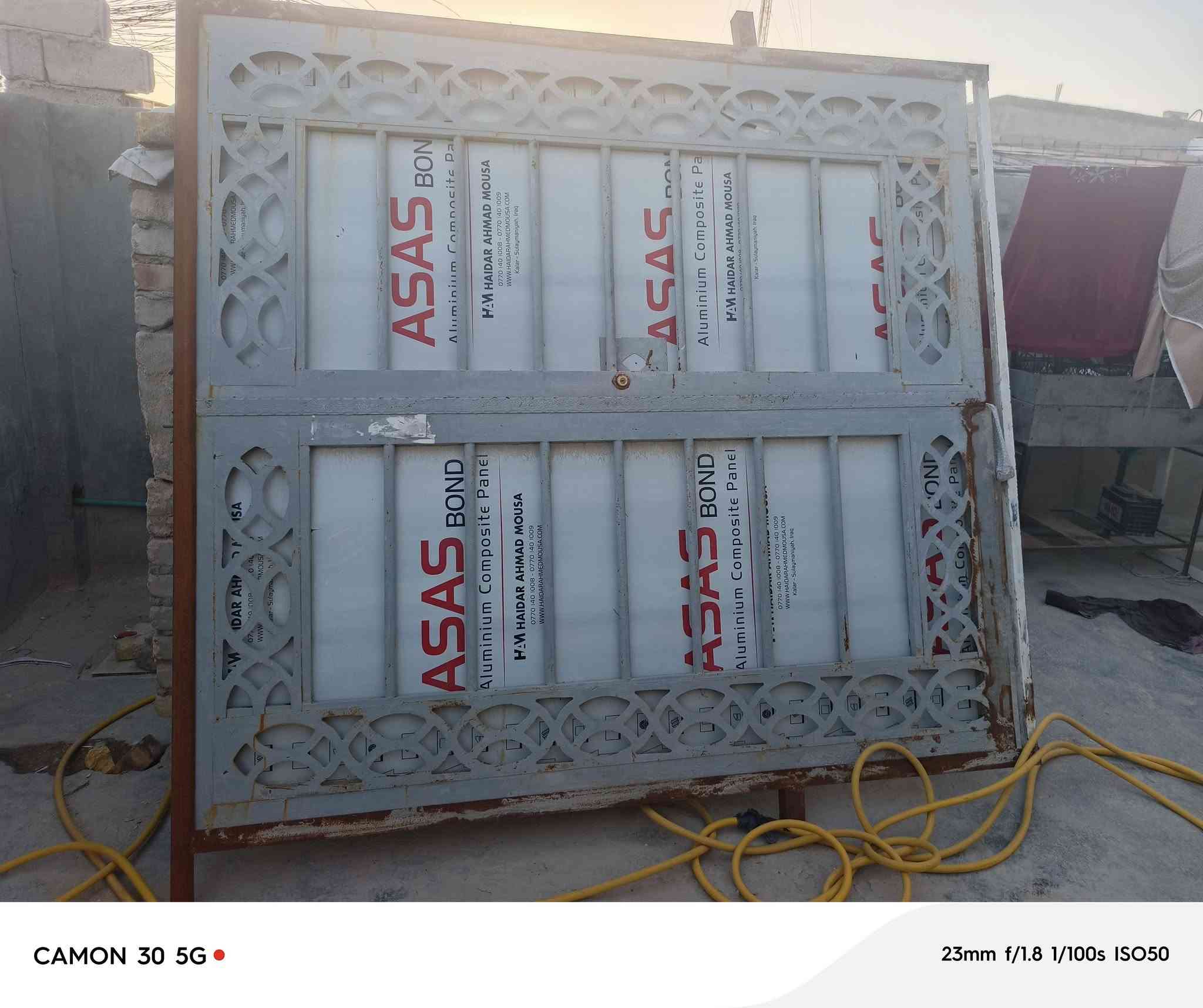 سلام عليكم باب مترين مترين جديد وحلو كامل قفل ومفاتيح سعر ب 110 مكاني نجف حي العسكري ***********
