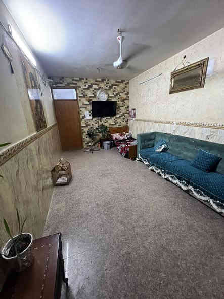 سلام عليكم دار للبيع نزال خزعل المساحه ١٠٠ متر ٣ غرف نوام وواحده سويت وصاله ومطبخ وصحيات بسعر مناسب جدا عمر البناء ٧ سنوات فقط للإستفسار على الخاص ***********
