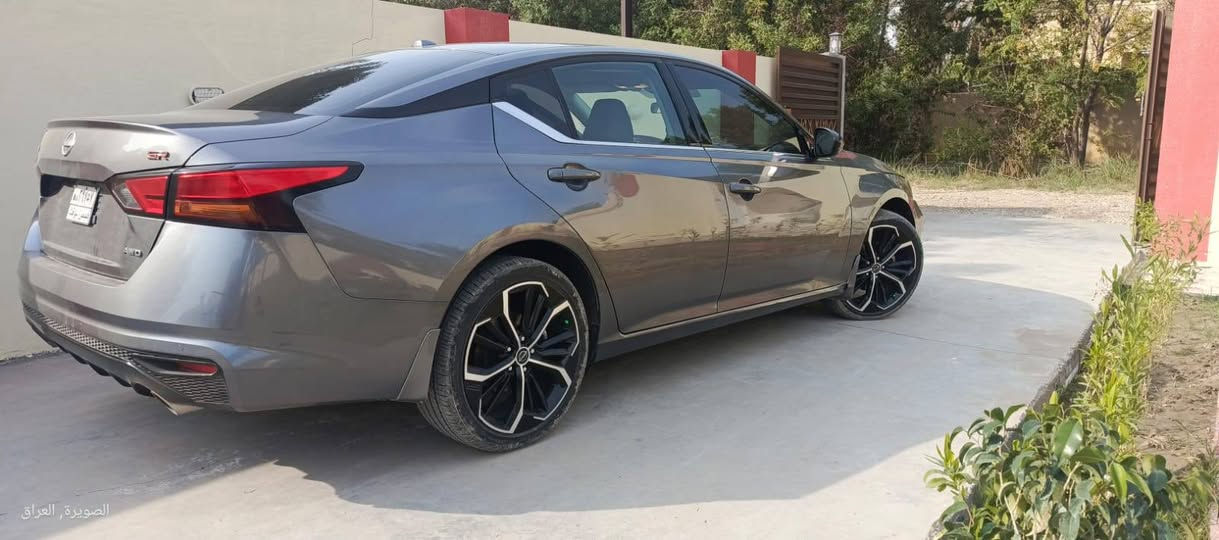 السلام عليكم نيسان التيما للبيع  موديل ٢٠٢٤  محرك 2500بيها قطعتين جاملغ  صفحة السائق تعديل وبنيد مبدل السيارة جديدة واحلا من الصور استفسار من صاحب السيارة ***********/***********
