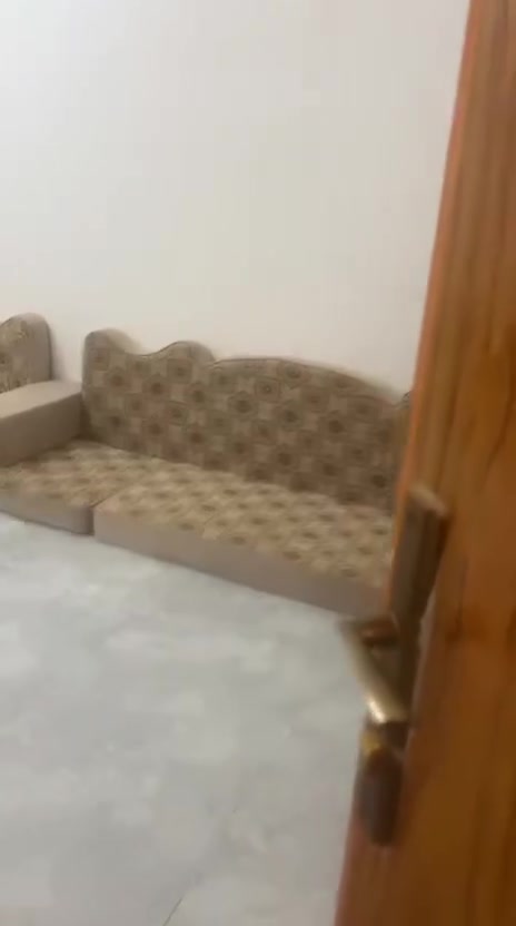 السلام عليكم
بيت بحي الجوادين النزله الثالثه امامي
  طابق واحد  قريب ع شارع 
مقابيلة ساحه 
مساحته 130
يتكون من غرفتين وديوانيه
وكلدور وصاله 
ومطبخ وصحيات 
بناء قبل سنه جديد 
سعر 42 بي مجال بسيط 
***********

