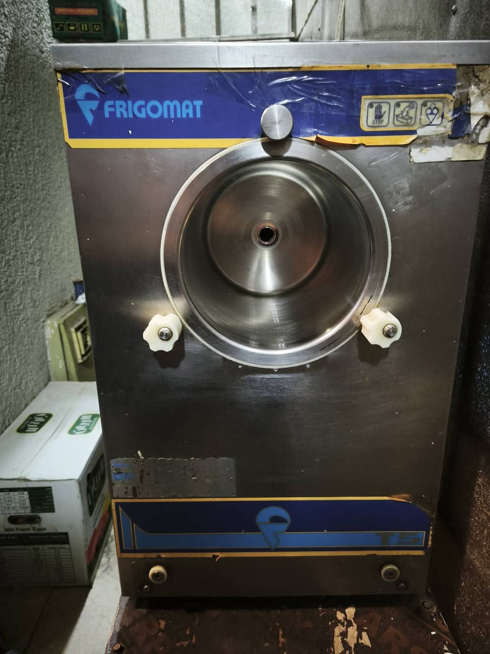 ​🍦 للبيع: ماكينة آيس كريم Frigomat T5 إيطالية 🇮🇹
فريجومات الأصلية.
​الصناعة: إيطالي 100%.
سنكل فيز 
سعة 7 كيلو كل عشرة دقائق 
​الحالة: مستعملة (كما هو موضح بالصور) 
​الموقع: [بغداد الشورجه]

​📞 للتواصل: [***********]
