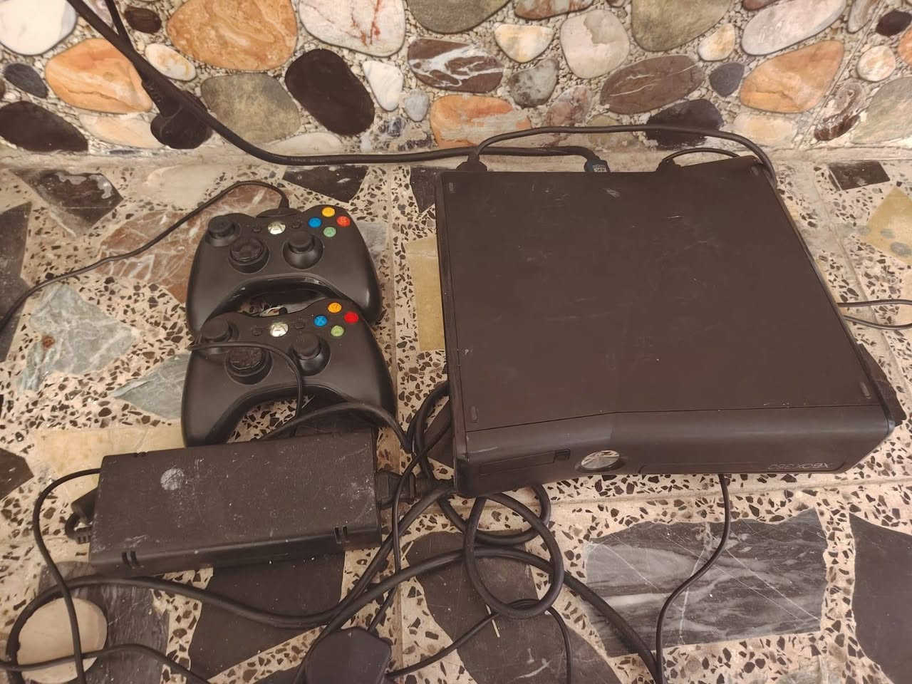 السلام عليكم عندي بلي اكس بوكس 360 شغال يدات اثنين شغالة فول
بي 22 لعبة رايدة 85 بي مجال 

***********
