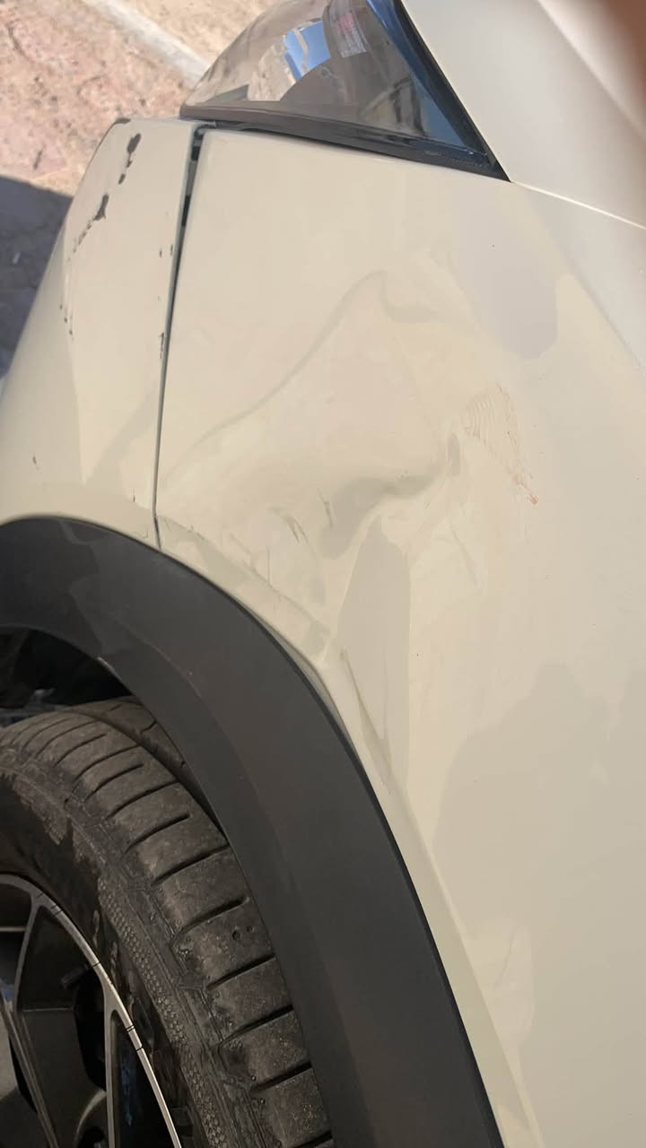 اعادة نشر
🚗 للبيع: سانغ يونغ كوراندو 2023
📍 مكان السيارة: بصرة
📞 للتواصل: ***********
💰 السعر:135 ورقة – قابل للتفاوض
📊 المسافة المقطوعة: 18000كم قابل للزيادة
🛠️ المحرك: 4 سلندر – 2000cc

⚠️ أضرار السيارة
• نوع الوارد: كوري
• الحادث موضح بالصور المرفقة
• تعديل على البارد فقط 

⚙️ المواصفات
• قير أوتوماتيك
• شاشة + Apple CarPlay & Android Auto
• بصمة + دخول ذكي
• فتحة سقف بانوراما
• كاميرا خلفية + حساسات أمامية وخلفية
• أنوار LED + بلوجكترات
• شفتات ستيرن + وضعيات قيادة (سبورت/اعتيادي ترب)
• ويل 18
• مثبت سرعة + تحكم بالستيرن
• تكييف قوي

📌 تفاصيل إضافية
• رقم السيارة: البصرة الدولي الجديد
• شرط التحويل المباشر
• لون السيارة: أبيض
• حالة السيارة العامة: جديدة، استخدام شخصي، الفحص جاهز بأي مكان، مطلوبة للشركة (انا ادفع  للمصرف والسنوية باسمي واسوي  وكالة).
