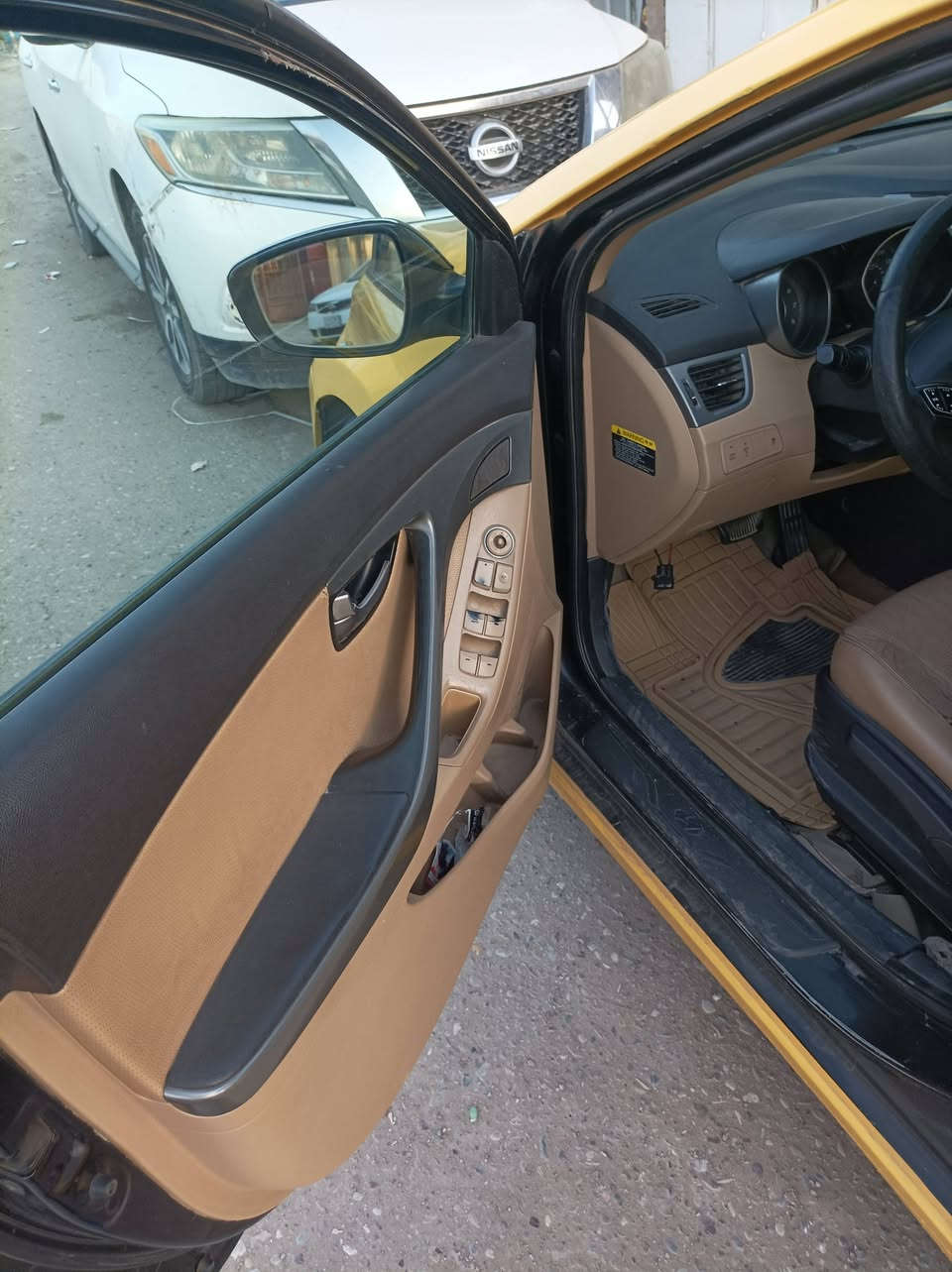 السلام عليكم 
النترا 2012 أمريكي حادث جاملغ الخلفي وبالعراق حادث باب مصلح وباب مبدل 
سياره مفوله كشنات جلد بصمه فتحه
 سنويه ساقطه أقل الشهر 
تبريد كمبريسر عاطل بس
صدر %50  
صبغه جديد 
سعرها 93وبيه مجال 
***********
