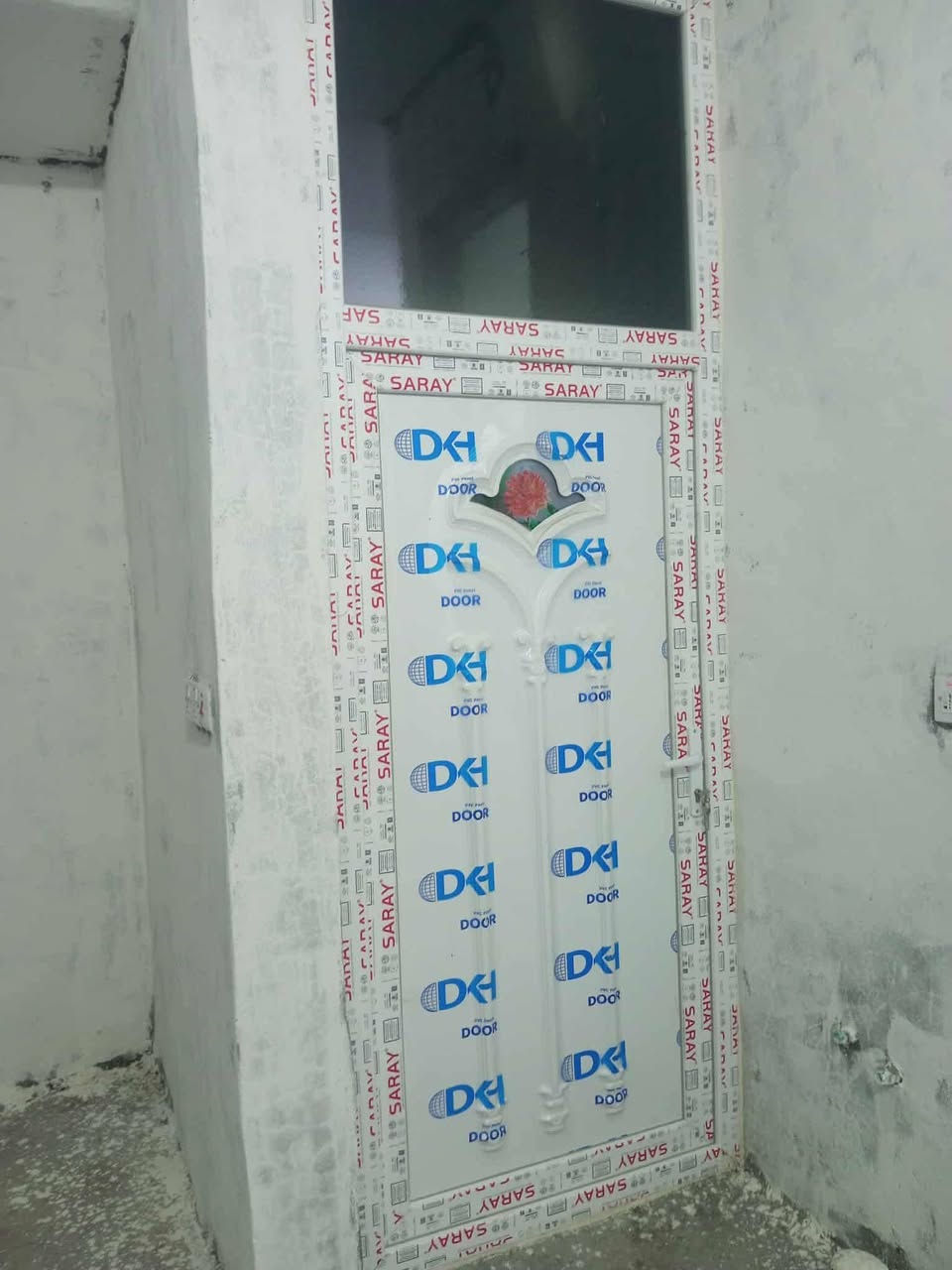 دار للبيع مساحه 100 مربع بناء حديث خلف مستشفى مباشر على شارع مكون من هول ومطبخ صاله غرفه نوم  وصحيات منور موقع جيد جداً الستفسار على رقم ***********
