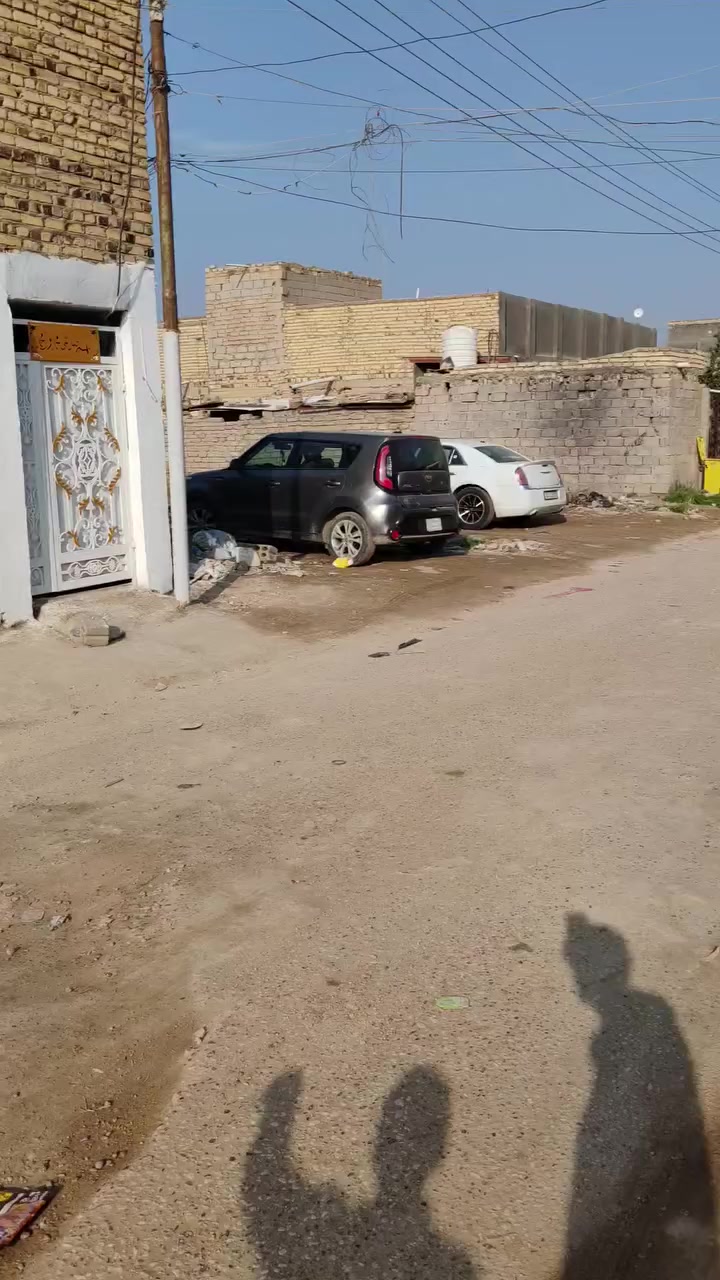 🏡 دارين للبيع – الحي العسكري قرب مرقد سيد أحمد المبرقع
📍 ملاحظة / الدار خالية حاليا 
╚═══════════════════
📐 المساحة: 300 متر مربع
🛣 الشارع: تبليط
📍 الموقع: ثالث شارع من المرقد
━━━━━━━━━━━━━━━━━━
🏠 يتكون العقار من دارين:
🔹 الدار الأول:
• غرفتين نوم
• صالة
• مطبخ
• حمام
• استقبال
━━━━━━━━━━━━━━━━━━
🌿 الدار الثاني:
• حديقة
• طارمة
• درج خارجي
• غرفتين نوم
• صالة
• استقبال
• صب بناء نظيف
━━━━━━━━━━━━━━━━━━
📞 للاستفسار: ***********
💰 السعر: مراسلة خاص أو ماسنجر فقط (واتساب)
