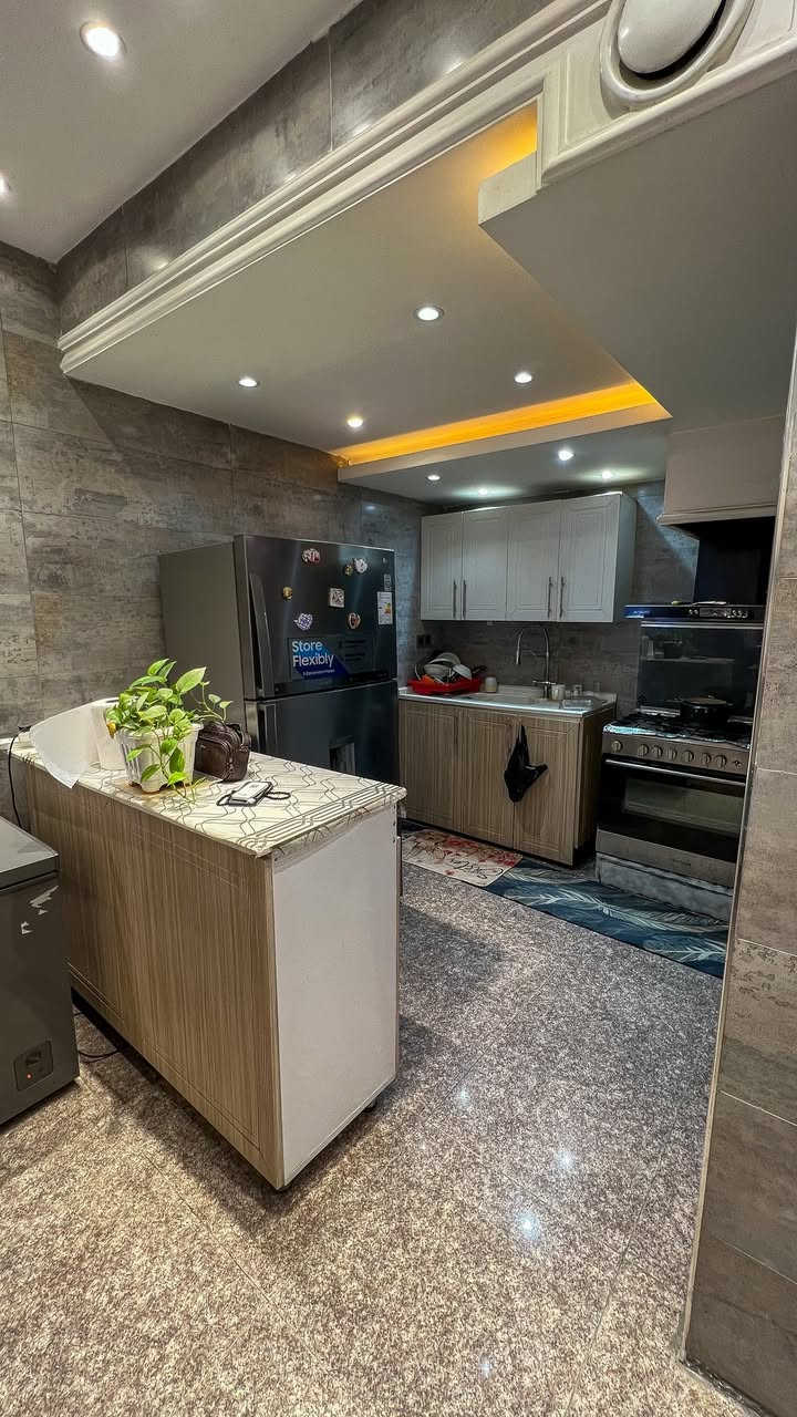 للبيع (بناء حديث 2021) 🏠
📍 الموقع: بغداد - حي الحسين / ضباط الملحانية .
المساحة: 300 متر.
واجهة 15 متر × نزال 20 متر.
تفاصيل البيت:
• الطابق الأرضي: صالة استقبال (9×5م)، هول (5×5م)، هول داخلي (حولي) واسع، مطبخ حار وبارد كبير (10×5م)، غرفة نوم أرضية (5×5م)، وحمامين.
• الطابق الثاني: 4 غرف نوم (منها 3 غرف ماستر سويت)، وحمام إضافي.
• السطح والخدمات: مخزن كبير (سندويج بنل 6×5م)، سقيفة مع خزانات عدد 2، و3 سخانات.
• الخارج: كراج وحديقة داخلية كبيرة ومرتبة.
• الإضافات: مناور عدد 2 مغلقة بالكامل لحد السطح لضمان الخصوصية والإضاءة.

ملاحظة: البيت يُباع بالكامل مع الاثاث

📞 للاستفسار والتواصل واتساب:
***********
