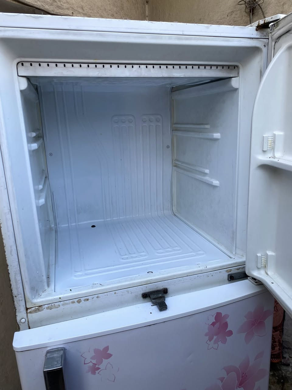 ثلاجة عطلانه للبيع ماطوره عاطل وبيه خياس من جوه قيم واخذ بغداد الشعب ***********
