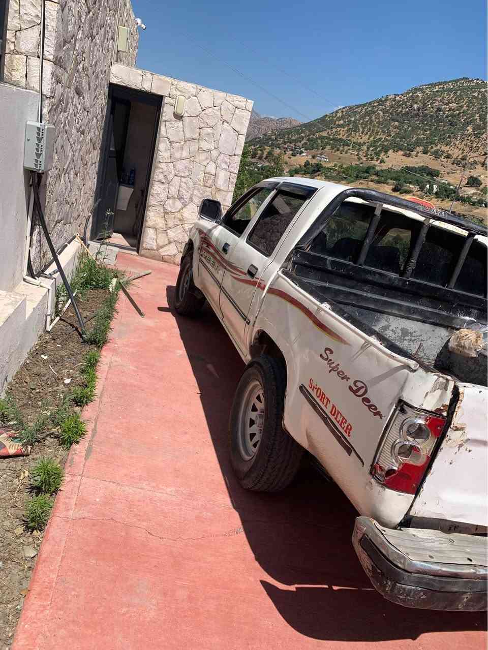 بةناوي خوداي گةورة پيكاب دير
٢٠٠٦ دو پارچة سبوغ بئ ليدران
چار جام كارةبا 
مةكينك بةخ گئرو مةكينة بةشةرت
مةلةفيست أصلي كمةك پةرةكاني دراية
هةمو شتي بةشةرت  توندو تؤلي  كارةباي كامل بةشةرت 
سحري ٣٢. مةجالةكي زؤر كم
*********** سوران, أربيل
