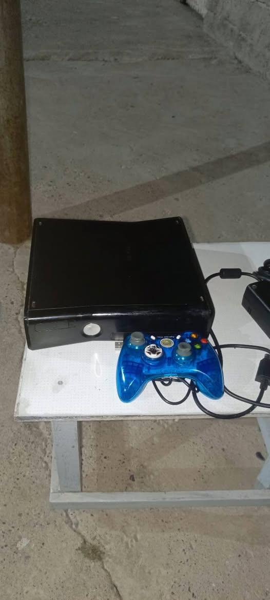 اكس بوكس 360 سلم جهاز نضيف مال بیت

يحتوي على 63 لعبة قويات مع يدا وحدة اصلية واير

وكامل ملحقاتة

السعر 105 قفل

للتواصل *********** او خاص

