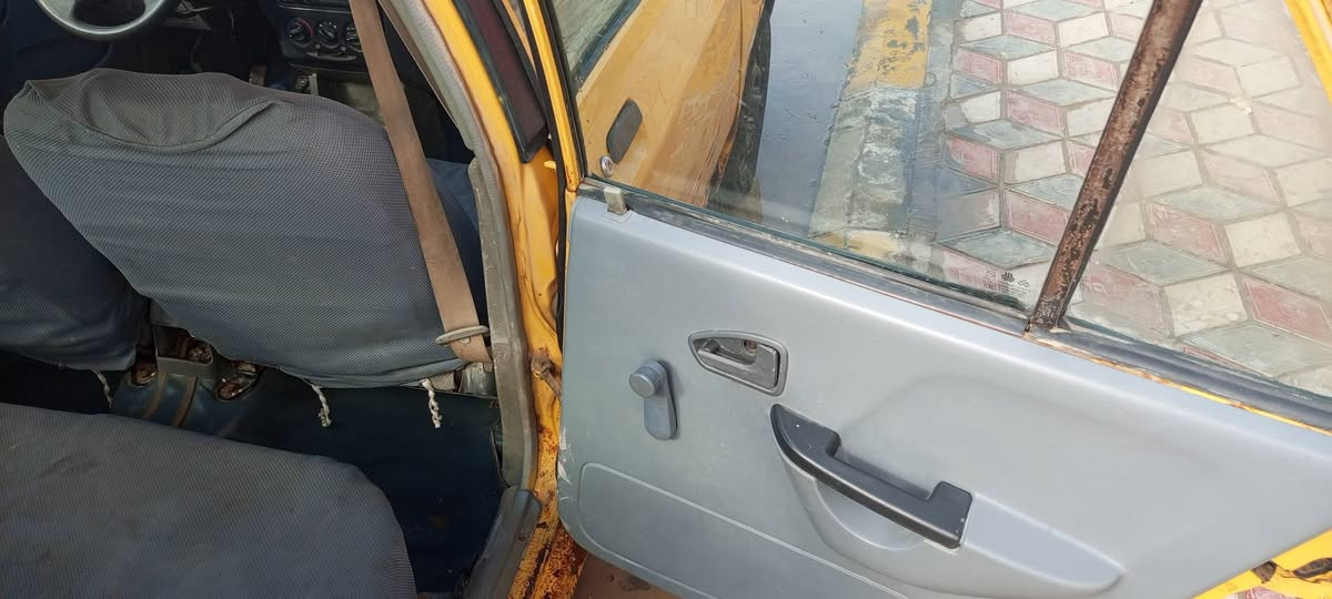 السلام عليكم سياره للبيع سايبه 

١٢رقم احمر كير ومحرك انظاف  باتري جديد كهربائيات شغاله حداديه ممتازه تا يرات جدد راعيه بالسدير عند البوخنيفس فقط بيه جاملخ تعبان مو ضربه بس بيه شك بكتر السائق غرفه حلوه سنويه منتهيه غرامات مااعرف شكد اعتقد عليه ٤٠٠الف السعر ١١ورقه الاتصال ***********عنواني الحمزة الشرقي
