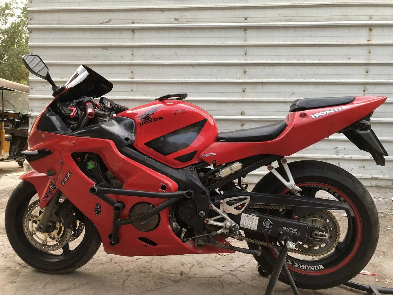 سلام عليكم
بطح هوندا افوراي600      2004

honda F4i 2004 600 cc

متروكة ووضعها موضح بالصور 
كوم حديد

كوم حديد 

بدون اوراق اسويلك مكاتبة واكفلها من السرقة 

كاطعة كرنك وطافية 

ماشية 43

تخم بلكات جديد

نوزلات ومجاول عليهم ادامة

رايدها  ب15 واليجي شراي ما نختلف    

بغداد-مدينة الصدر

***********
