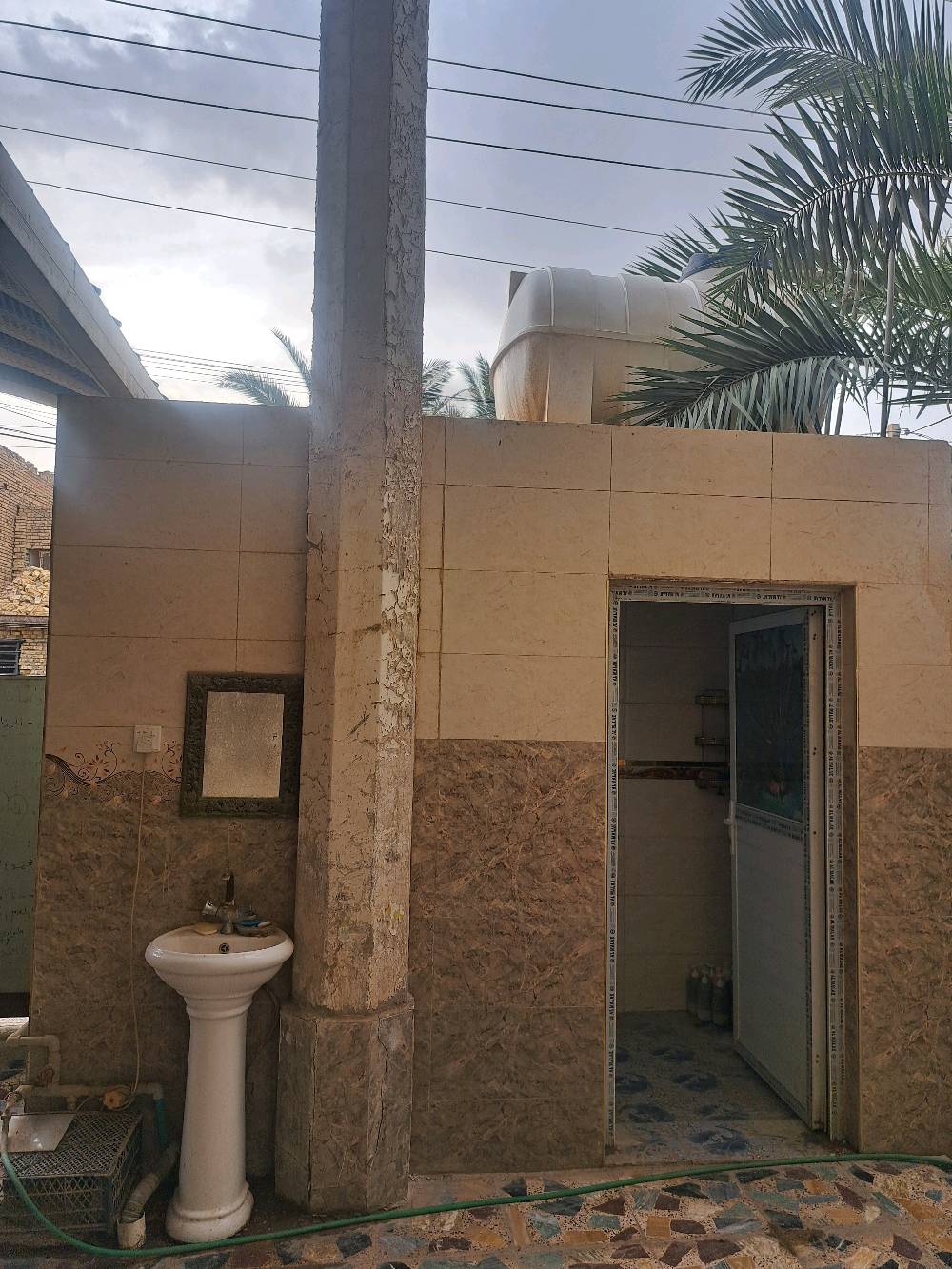 دار للبيع (طابقين) 🏠
متاح الآن منزل متكامل للسكن الفوري 
​✅ المساحة الكلية: 250 م.
✅ عدد الطوابق: طابقين.
ملاحظه الطابق الاول يحتوى على طرمه كبيره وحديقه 
ودوانيه وستقبال ومطبخ وغرف نوم عدد 2 ومناور عدد 2 وصحيات داخلي وخارجي وكلدور  الطابق الثاني يحتوى على دوانيه وستقبال ومطبخ وصحيات وغرف نوم عدد 2 غير كاملات 
✅الطابق الثاني غير مسكون فيه من سنة التشيد الدرج خارجي وداخلي وباب منفصل وحده
​  "للاستفسار يرجى الاتصال"].
***********
📍 العنوان: [ حي المعلمين الجديد].