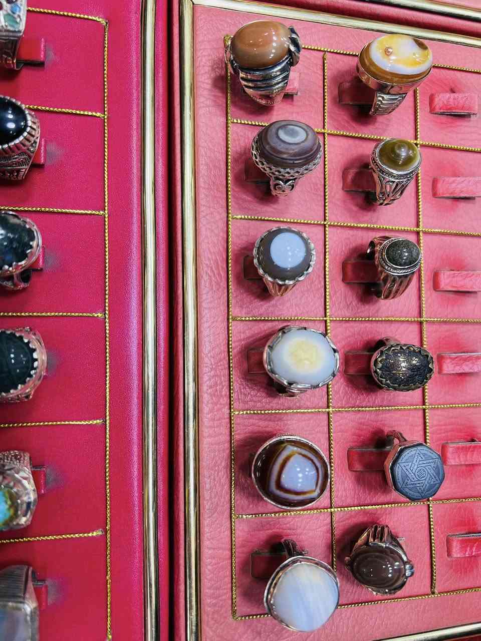 اللهم صلي على محمد وآل محمد
خواتم للبيع شلع احجار اصليه شرط فضة خالص شرط 
سعر الخاتم 40 الف 80 قطعة *********** سيد كرار الغالبي
