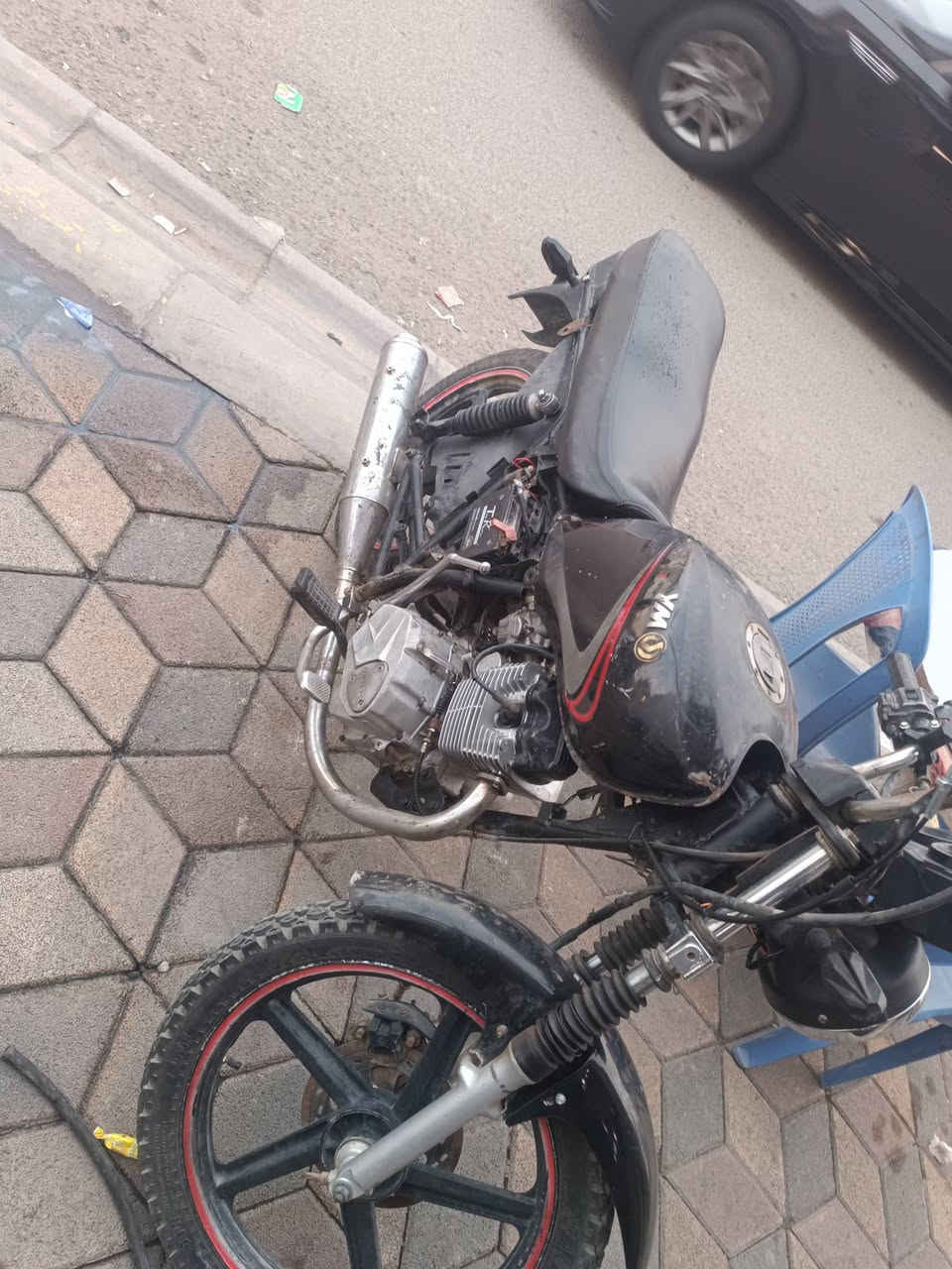 سلام عليكم موطور للبيع 300موطور نضيف كلشي مابي بس يحتاجله باتري وكفرات مكاني رمادي ***********
