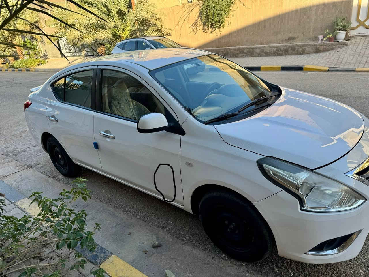 سلام عليكم 
نيسان صني هندي بليته الزركه موديل ٢٠٢٠ 
ماشيه ١٣٣ الف 
سياره مكفوله من الدعاميه للدعاميه 
سياره جديده جدا بدون اي مصرف 
بيه فقط ثنين باردات فقط حك شبر كما موضح بالصوره 
السعر ١٠٢ وبيه مجال 
***********
