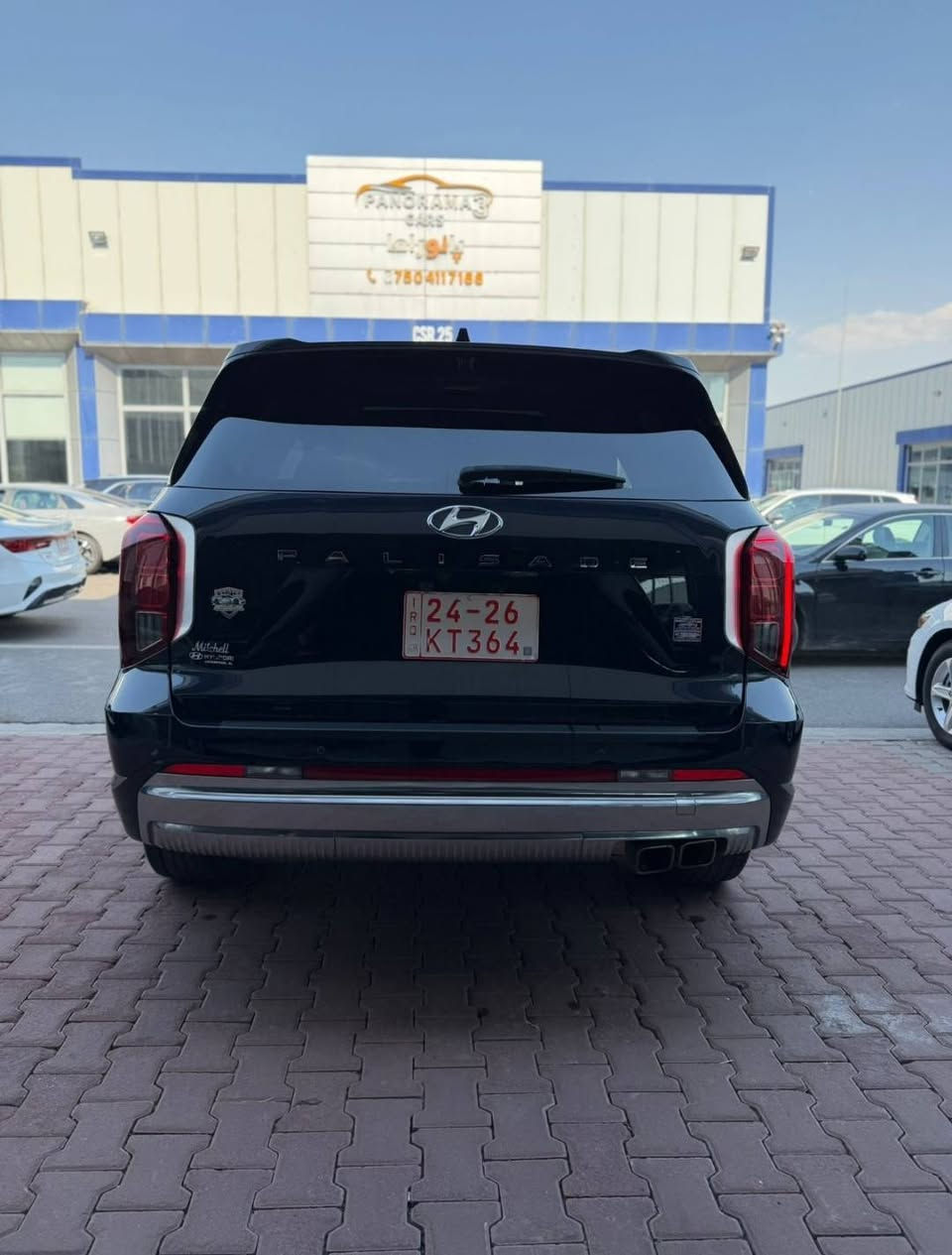 سيارة هيونداي باليسيد كاليجرافي 2024 (Hyundai Palisade Calligraphy) باللون النيلي على سواد
وارد امريكي دخول جديد
-كير ومحرك مكفول
- السعر 31000 دولار وبي مجال  
- ⁠السيارة رقم اربيل 
- ⁠الحادث امامي البنيد مصبوغ نص فقط والدعامية مبدله
- باقي السياره كفاله عامه 
- السونار مرفق مع رقم الشاصي
-نوع المحرك: تنفس طبيعي 6 أسطوانات (V6) بسعة 3.8 لتر (GDi).
الممشى: 35000 mile 
-ناقل الحركة: أوتوماتيكي من 8 سرعات (تحكم بالأزرار Shift-by-Wire) مع شيفرات تبديل (شفتات).
-نظام الدفع: دفع كلي ذكي HTRAC AWD مع أوضاع قيادة متعددة (Comfort, Eco, Sport, Smart) بالإضافة إلى أوضاع التضاريس (Snow, Mud, Sand).
-مصابيح أمامية وخلفية LED كاملة بتصميم عمودي، مع إضاءة ترحيبية (Puddle Lamps) بشعار كاليجرافي تحت المرايا الجانبية.
- الإطارات مقاس 20
- فتحة سقف مزدوجة (فتحة أمامية متحركة + سقف بانورامي خلفي ثابت).
- الباب الخلفي: كهربائي ذكي يفتح تلقائياً عند الاقتراب (Smart Power Tailgate)
- مقعد السائق (Ergo-Motion): مقعد صحي ذكي يحتوي على مساج لتقليل التعب في السفر الطويل، مع ذاكرة لحفظ الوضعيات .
- المقاعد: مكسوة بجلد نابا (Nappa Leather) الطبيعي الفاخر بتطريزات ألماسية.
- جميع المقاعد تدفئة وتبريد
- السقف كنتارا
- الشاشات: شاشتان مدمجتان مقاس 12.3 بوصة؛ واحدة للعدادات الرقمية بالكامل مع عرض زوايا الرؤية العمياء عند الإشارة، والأخرى شاشة ترفيه وسطية تدعم نظام الملاحة، وأبل كاربلاي، وأندرويد أوتو.
- مرآة الرؤية الخلفية الرقمية: مرآة داخلية ذكية تتحول إلى شاشة تعرض كاميرا خلفية حية، مفيدة جداً إذا كانت الحقيبة ممتلئة بالأمتعة وتحجب الرؤية.
- النظام الصوتي من Harman Kardon
- ميزات إضافية: شاحن لاسلكي سريع للهواتف، نظام التحدث مع ركاب الصف الثالث عبر الميكروفون (Passenger Talk)، ونظام كتم الصوت في الخلف (Quiet Mode).
-  كاميرات محيطية 360 درجة 
- الرادار التكيفي ومثبت السرعة الذكي (Smart Cruise Control) مع ميزة التوقف والانطلاق
- نظام المساعدة على تجنب الاصطدام الأمامي في التقاطعات (FCA-Junction).
- نظام الحفاظ على المسار والتحذير من الخروج منه مع التدخل التلقائي.
- نظام المساعدة على تجنب الاصطدام في البقعة العمياء (BCA) والتحذير من حركة المرور الخلفية
موقع السياره 
بغداد الدوره 
للتواصل مباشر واتس
***********
