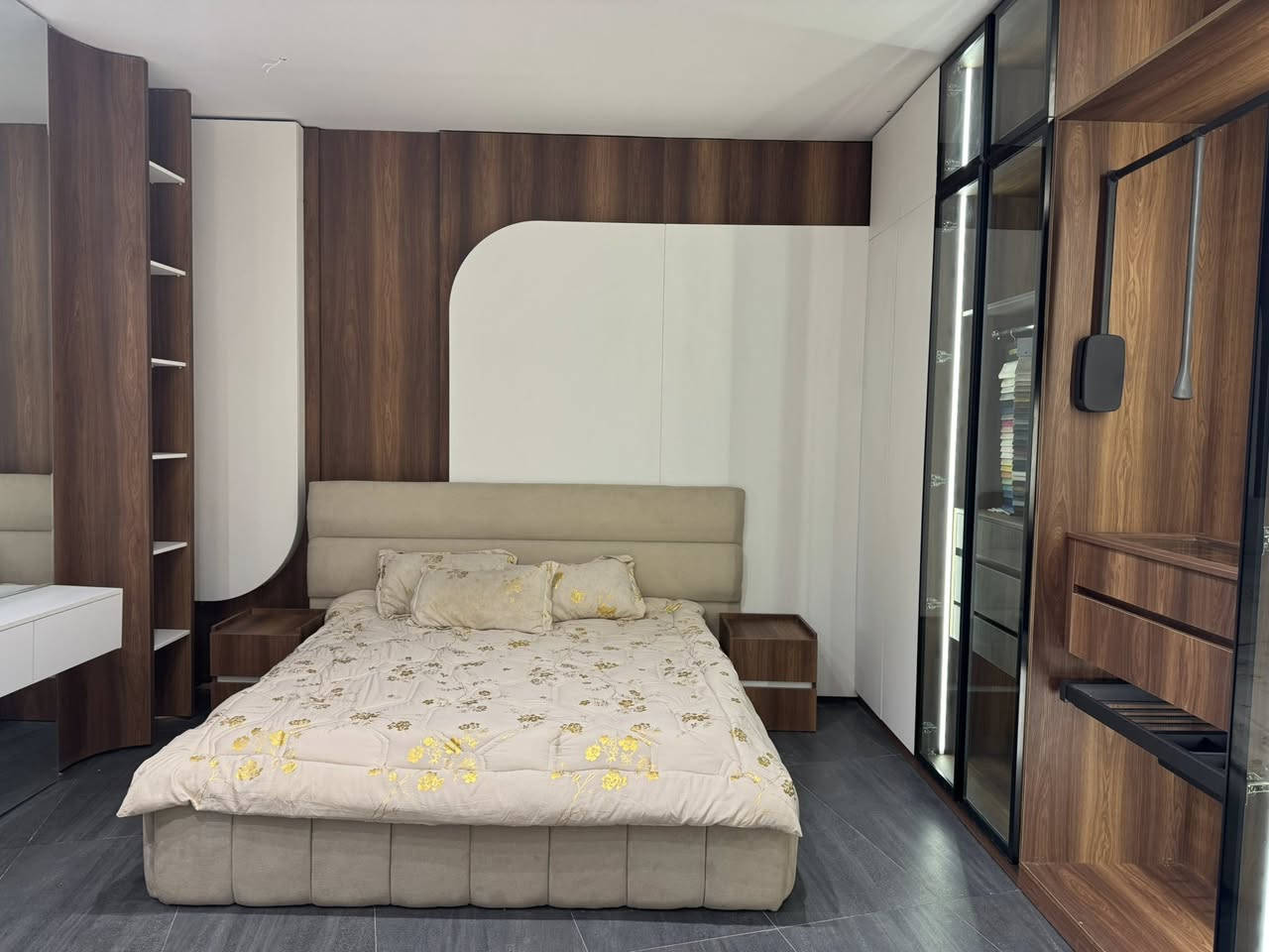 غرفة نوم للبيع بسعر مناسب جدا الغرفة مشدودة بمعرض مال اثاث 
سبب البيع : تغير الاثاث المعروض


**إذا كنت صاحب هذا الإعلان وتريد حذفه لأي سبب، رجاءا أرسل رسالة إلى الدعم الفني**