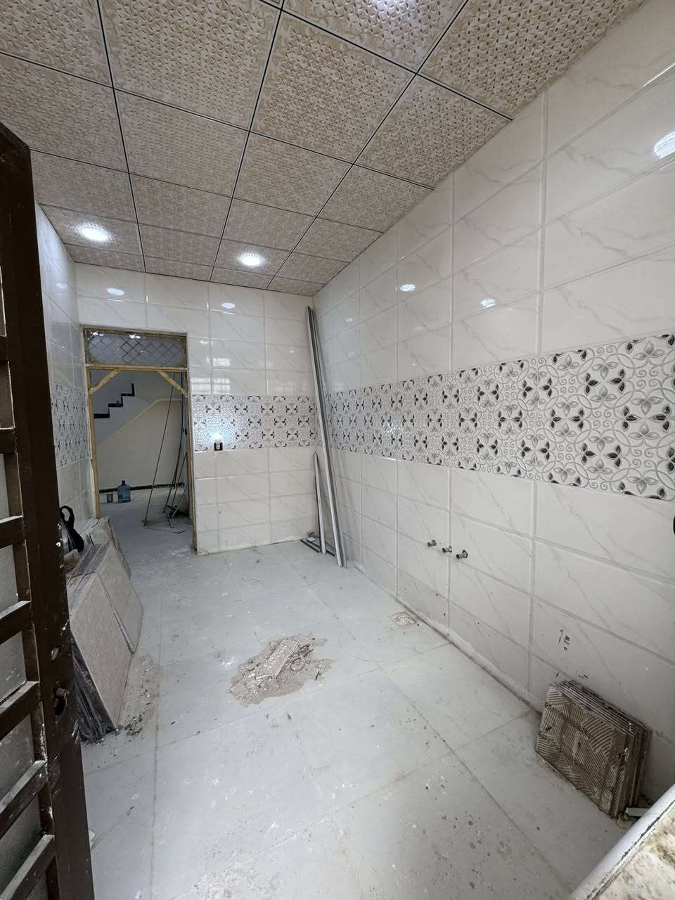 بيت مساحه ١٠٠متر ثالث بيت عن شارع المطار القديم
تفاصيل لبيت
طابق واحد
طابوق السكف صب 
يحتوي لبيت
غرفه
مطبخ
صاله 
استقبال
حمام وصحيات داخلي
حمام وصحيات خارجي
الاستفسار ***********
