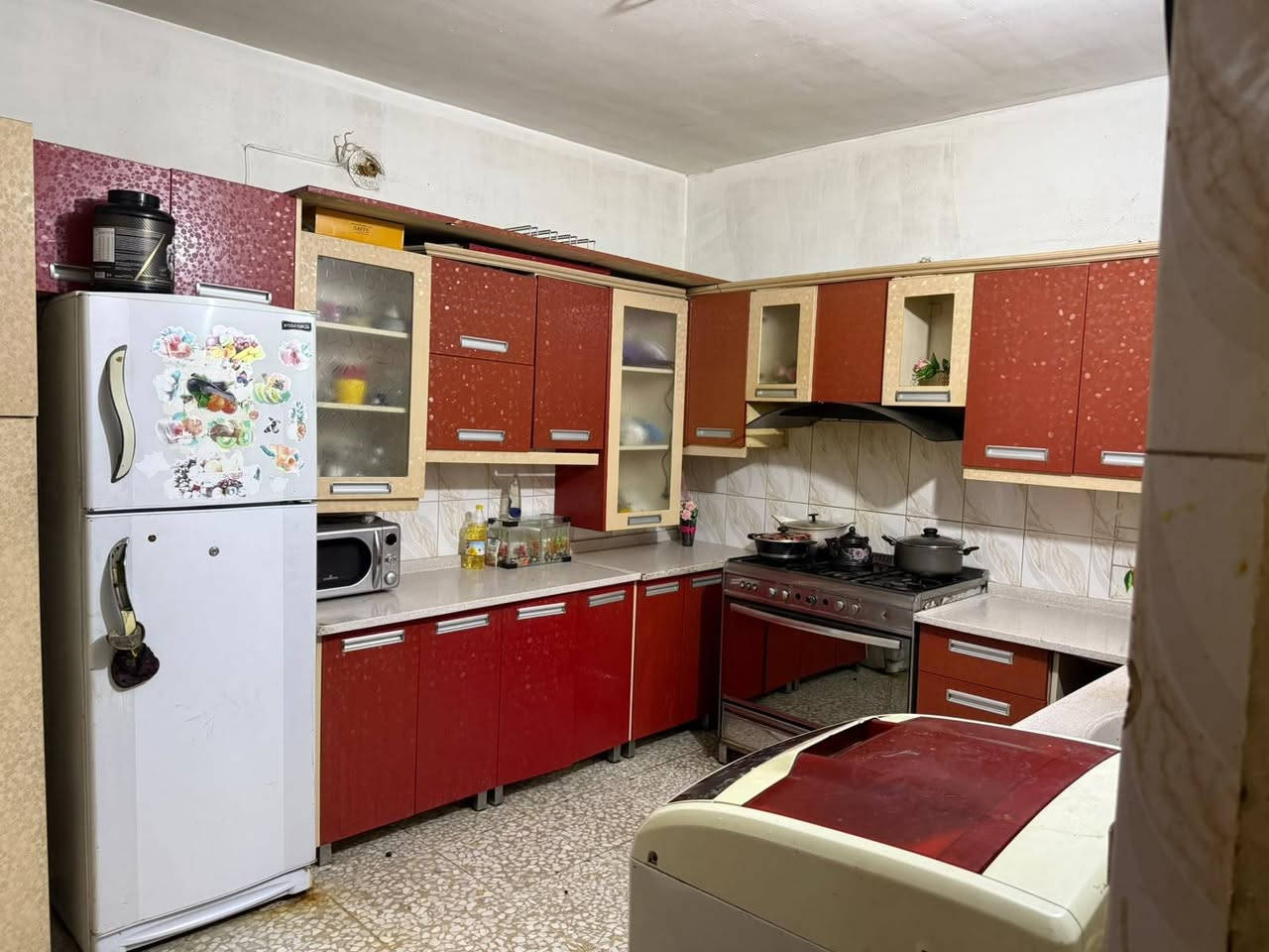 مطبخ كامل للبيع وطخم ١٠ مقاعد مستعجله عالبيع بغداد الجديده ***********

