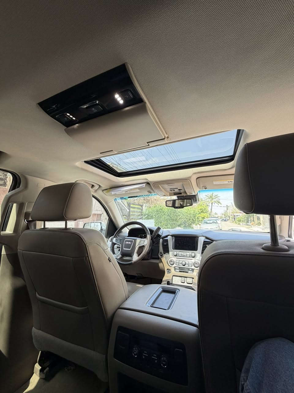 السلام عليكم GMC يوكن SLT 2018 للبيع تترقم رقم بغداد بأسمي وتتحول مباشرةً  السيارة كلين تايتل بالكامل حادثها فقط البكلايت كما موضح في الصورة 
محرك السيارة v8 بحالة جداً ممتازة 
مواصفاتها معروفة
السيارة 7 راكب
تشغيل بصمة
فتحة سلايد
كشنات تدفئة وتبريد جميع الكشنات
شاشه وسطية للمقاعد الخلفيه
السعر 350 $ وبيها مجال حق التصليح
للأستفسار  
📞 ***********
📞 ***********
