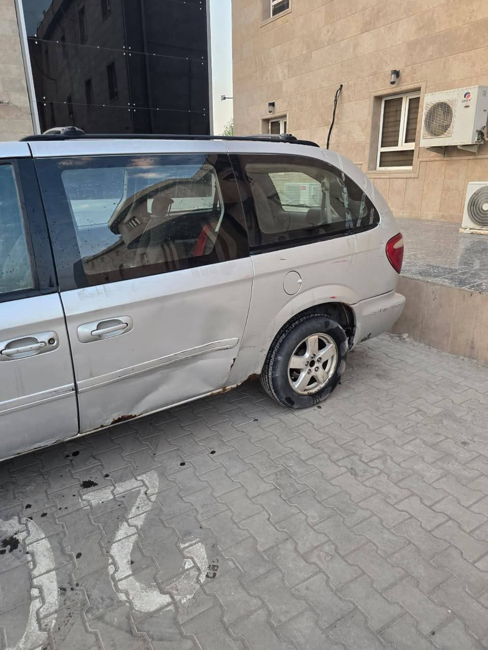 دوج كرفان2007
نظافه الغرفه 80٪؜ 
تبريد ثلالث قطع شغال ثلج❄
محرك 3/800 
ابواب كهرباء 
كشن سايق كهرباء
تحكم ستيرن جهتين
تحكم مرايات كهرباء
منضومه زنون 
تخم تاير جديد كوري
منظومه بانزين جديده كامله
قاعده فيت بم جديده 
السياره مال بيت جنيه مجهزه من كلشي على الاخر كلشي بيها مضبط عيبها الوحيد الخارج بيها خياسات بسيطه وضربه بلباب موضحه بالصور 
كير ومحرك ضمان
السعر ٧٥ وبيها مجال للشراي والجناي 
سنويه جديده باسمي تحويل ثاني يوم
المكان بصره شط العرب
*********** @إشارة
