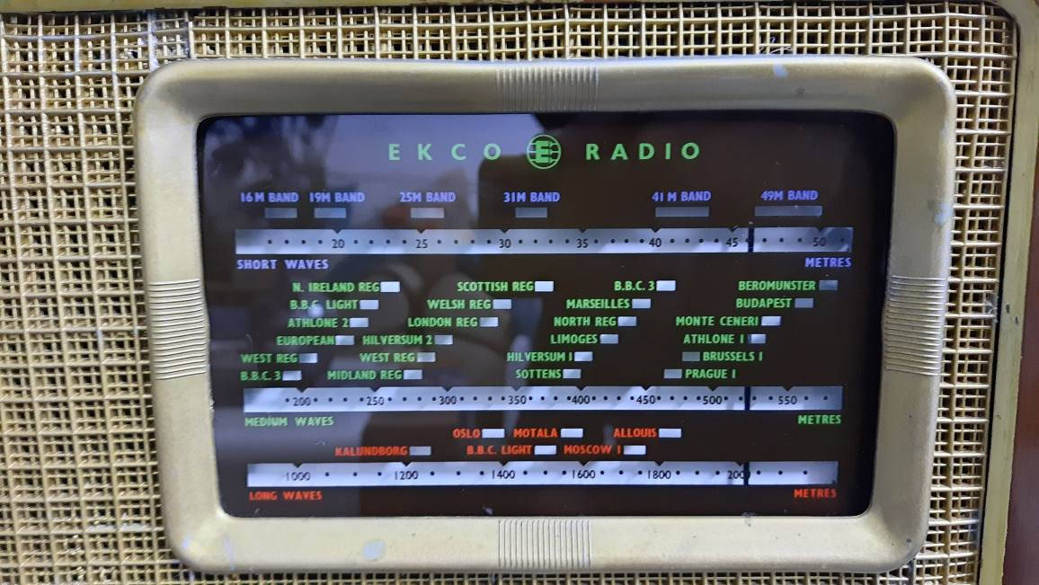 راديون لمبات انكليزي موديل ١٩٥٠ بدون اف ام شغال ونظيف البدي من الخشب شكل جميل وانيق جدا للاستفسار اكثر مراسلة الصفحه *********** وات ساب توجد خدمة التوصيل حلة, بابل
