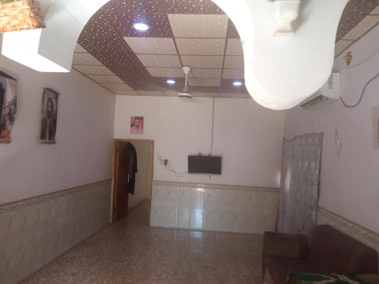 بيت للبيع اويجار بيع 20 اوبى مجال ايجار 175 الاساس تجعيب السقف عكادة البناء بلوك يحتوي على غرفة اوصالة مفتوحة على المطبخ اوتخاريج اوساحة امامية لبناء استقبال كاشي سيراميك سقوف ثانوية شارع المطار الجديد الاتصال ***********
