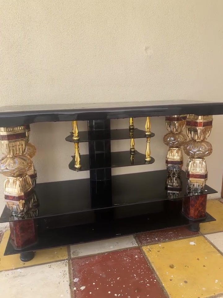 السلام عليكم ميز تلفزيون وزاويه وكاروك للبيع لاستفسار الاتصال على الرقم ***********
