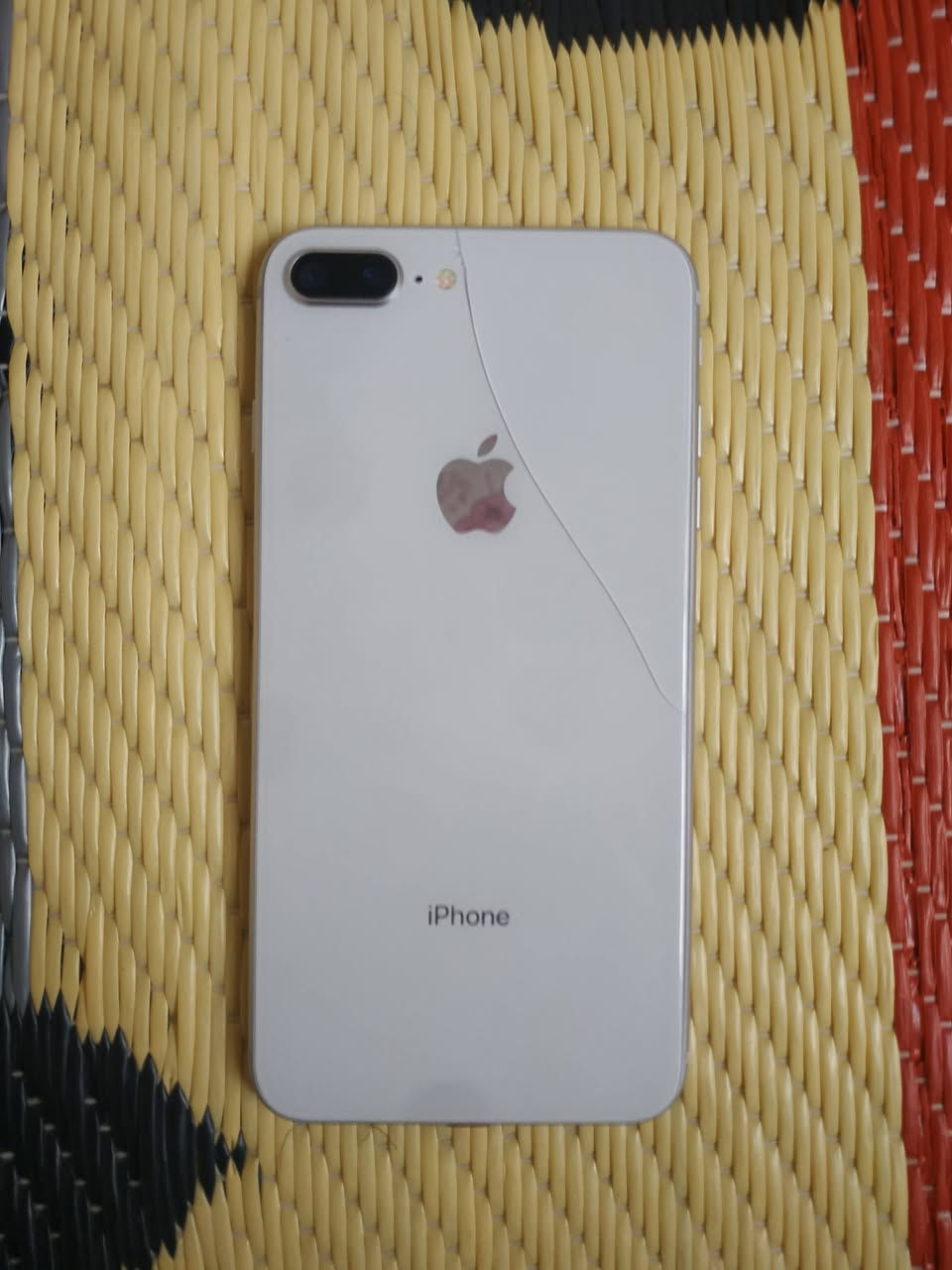 ايفون 8 بلص ذاكرة ٢٥٦ بطارية ١٠٠ جهاز كلش نضيف بصمة شغالة لمس يخبل كامرات زلال جهاز مفتوح تخطي والواي فاي والكامرة الامامية ميشتغلن سكتن وحدهن سعر ٧٠ للاستفسار *********** متواجد بس بالواتساب
