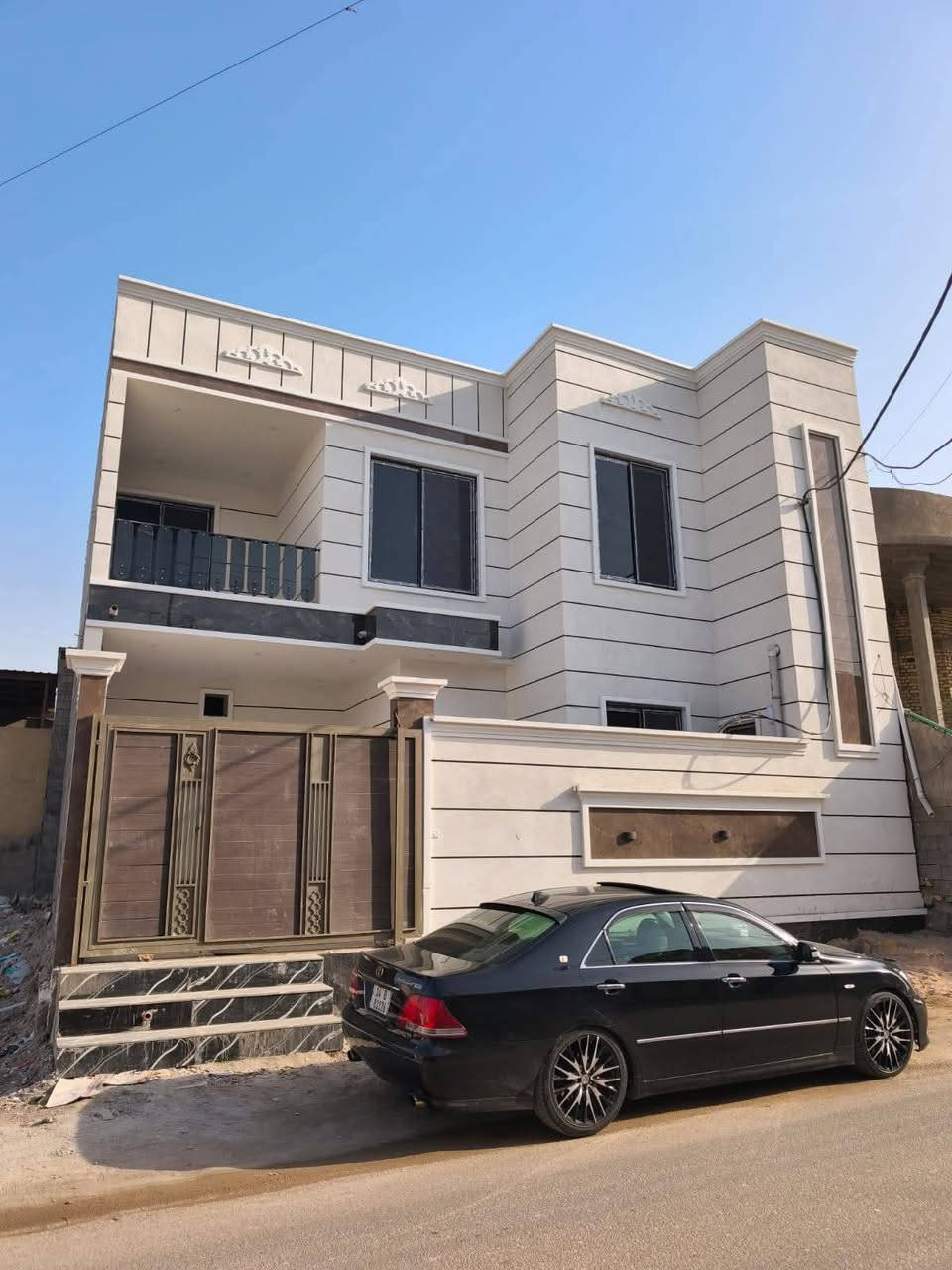 اسعد الله اوقاتكم بكل خير 🔷 
احبتي متوفر دار سكان البيع المساحه 200متر 
البيت 
طابقين البيت جديد وفارق وجاهز السكان طبعن البيت شقله كله 
1/1عنون البيت البصره ابو الخصيب ابو الجوزي 
البيت يحتوي علا 5قرف منام 
وصالتين 
ومطبخ 
وحيات داخلي وخارجي 🛑 
وكراج سياره 
ما شاء الله البيت تحفه 
نوع العقار طابو زراعي عراقي وكاله ونسخه من الطابو ◼️
سعر البيت ب225اوبي مجال 💸 
باقي الستفسار علا الرقم 

***********
