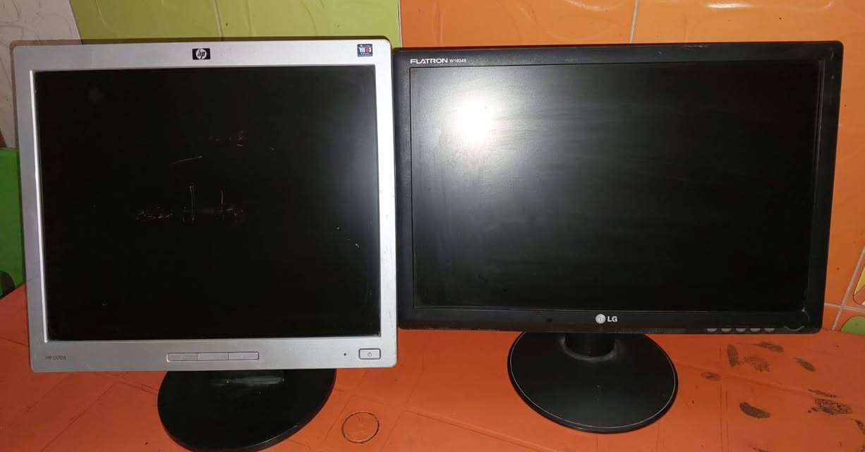 شاشة نوع Flatiron
ماركة LG الكوريه
الحجم 19" W1934S
مستعمل ومستخدم ونظيف وغير داخل تصليح ..معها الكيبل 
السعر المطلوب( 75 الف دينار)
تصلح شاسة كاشير /شاشة كاميرات/شاشة حاسبة .. تعمل على جميع انظمة الحاسوب
شاشة حاسبة نوع acer
الحجم 17" بوصة  AL1717
الشاشه بحالة جيدة جدا ونظيفه مستعمله وغير داخله تصليح  بيها ضمان
ملحقاتها 2 كيبل
تستخدم شاشة كاشير/شاشة كاميرات/شاشة حاسوب/تعمل على جميع انظمة الحاسبات
السعر المطلوب فيها( 50 الف دينار )
شاشة نوع HP
الحجم 17"بوصة
القياس والرمز HP L1706
مع ملحقاتها 2 كيبل للتشغيل
مستخدم ومستعمل ونظيف وغير داخل تصليح 
مكان البيع بغداد الجديدة 
للاستفسار والتواصل على الرقم *********** واتساب
