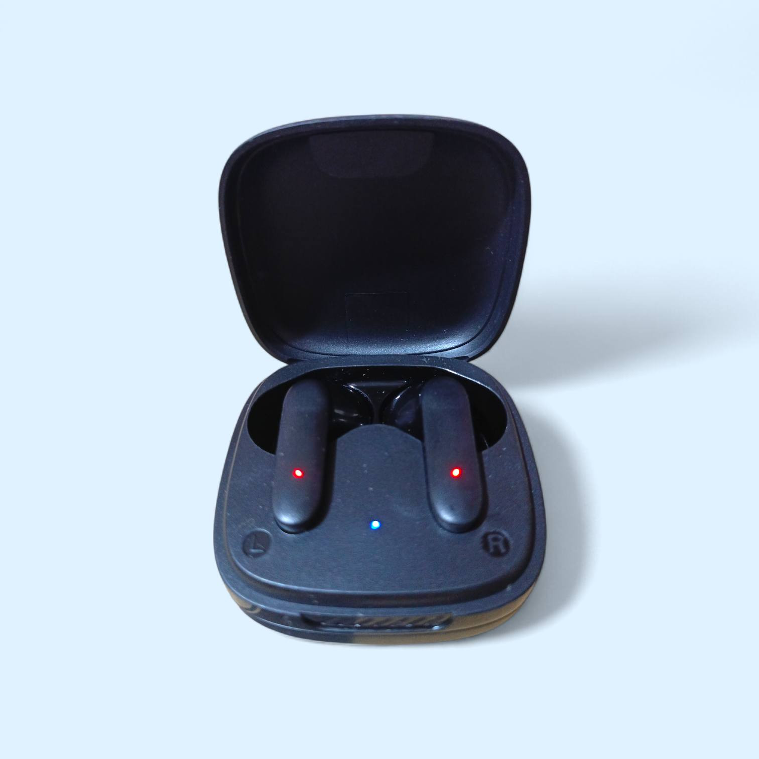 سماعة Soundcore R50i

صوت احترافي: تقنية BassUp لصوت عميق ونقي يخليك تعيش اللحظة.

بطارية عملاقة: تشغيل يصل من 4 الى  5 ساعات بدون العلبة و 30 ساعة مع علبة الشحن (شحنة واحدة تكفيك أيام).

مقاومة للماء: بمعيار IPX5، مثالية للجم والرياضة والأجواء الخارجية.

تحكم ذكي: تدعم اللمس للتحكم بالموسيقى والمكالمات بكل سهولة.

عزل مكالمات احترافي: السماعة مجهزة بـ 2 ميكروفون وتشتغل بتقنية الذكاء الاصطناعي (AI) حتى تعزل صوت الضوضاء اللي حولك وتخلي صوتك واضح جداً بالمكالمات.

اتصال سريع: بلوتوث مستقر يشبك بلمحة بصر مع موبايلك.

للتواصل والطلبات عبر الخاص أو واتساب 📞
***********
