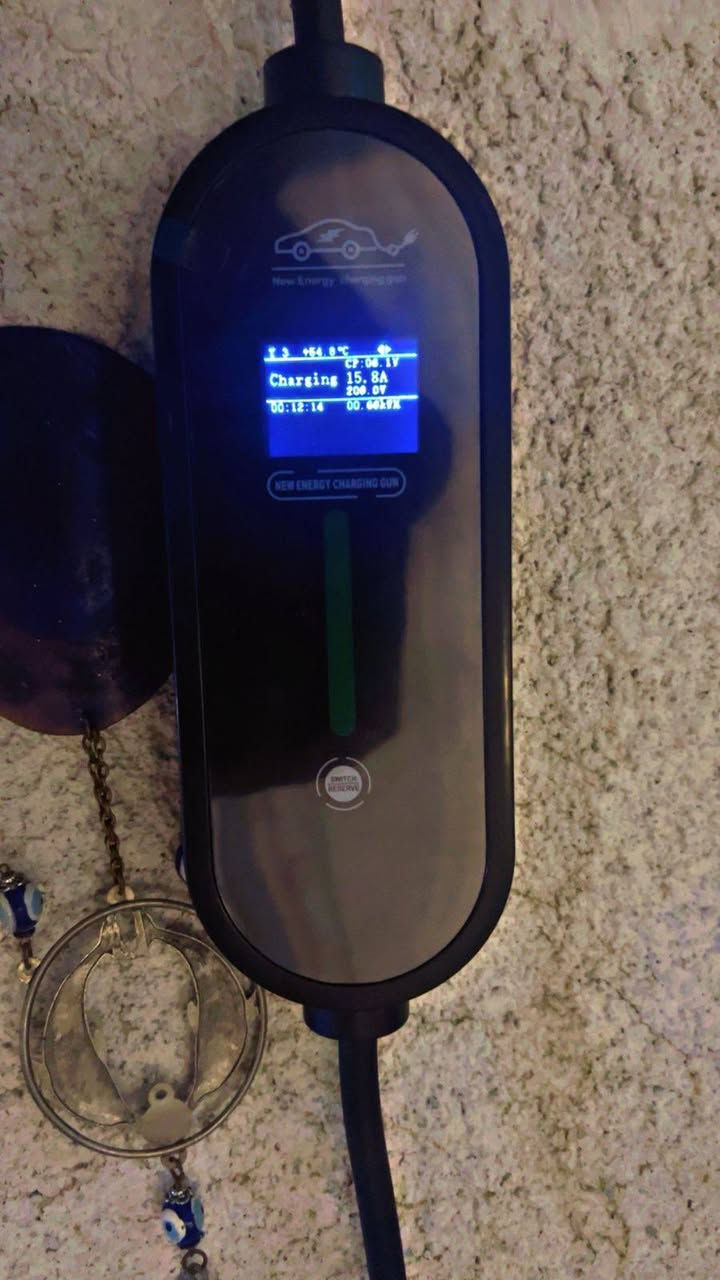 شاحنة بي واي دي 
القدرة الإجمالية: 3.5\text{ kW} (كيلوواط).
 التيار الكهربائي: شاحن أحادي الطور (Single Phase).
 خيارات التحكم بالتيار (أمبير): يتيح لك التنقل واختيار درجة التيار المناسبة لسيارتك أو لتحمل شبكة الكهرباء لديك بين الخيارات التالية:
 8\text{A} / 10\text{A} / 13\text{A} / 16\text{A}
 طريقة التحكم: الضغط المطول على الزر الرئيسي للتبديل بين الوظائف والإعدادات.
السعر ١٦٠ الف 
مكاني بغداد


**إذا كنت صاحب هذا الإعلان وتريد حذفه لأي سبب، رجاءا أرسل رسالة إلى الدعم الفني**