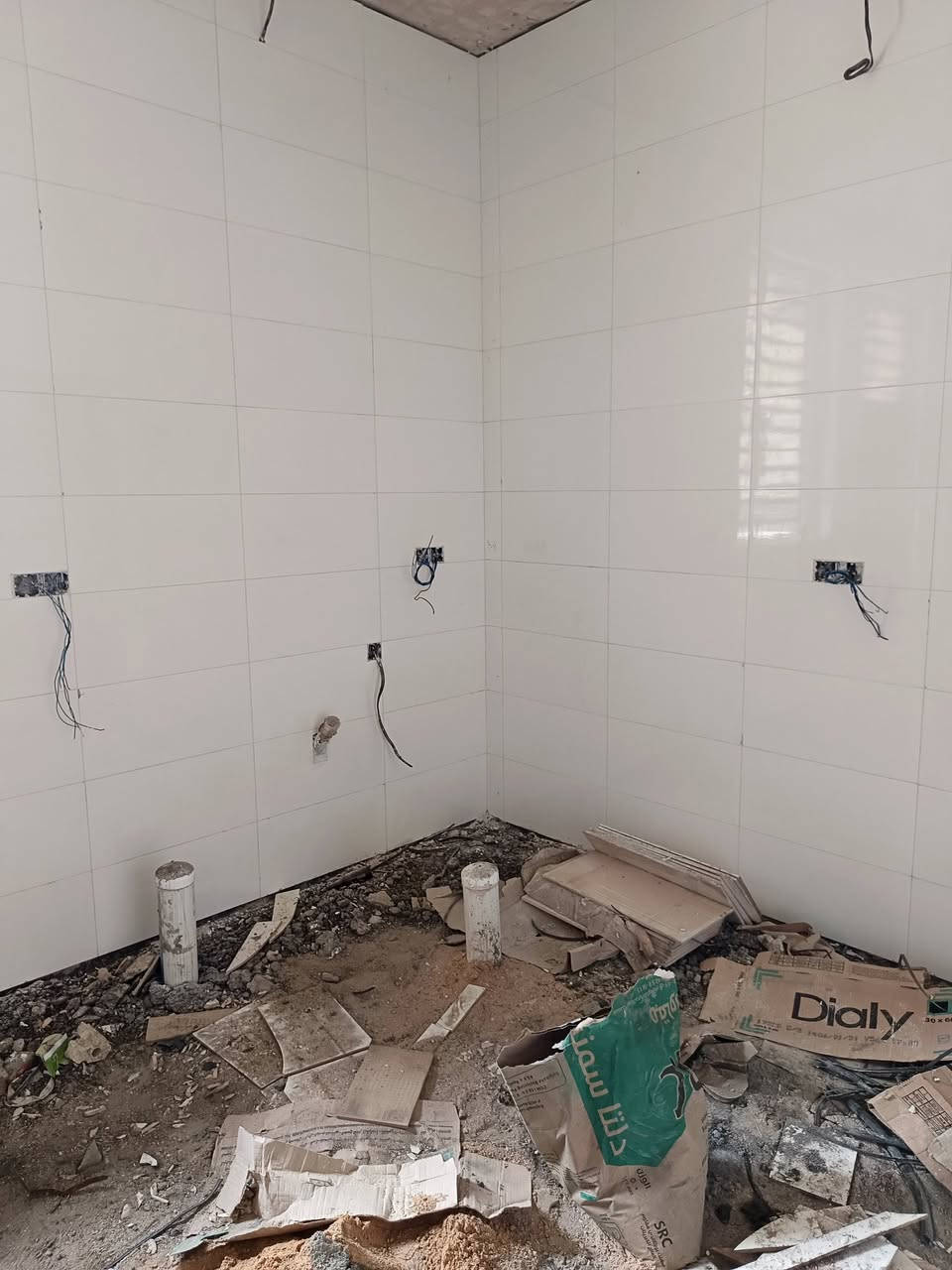 خلفه سيراميك جداري وارضيات ومقولات عامه كرسته وعمل تسليم مفتاح وترميم البيوت عملنا في كربلاء للتواصل وتساب او الاتصال ***********
