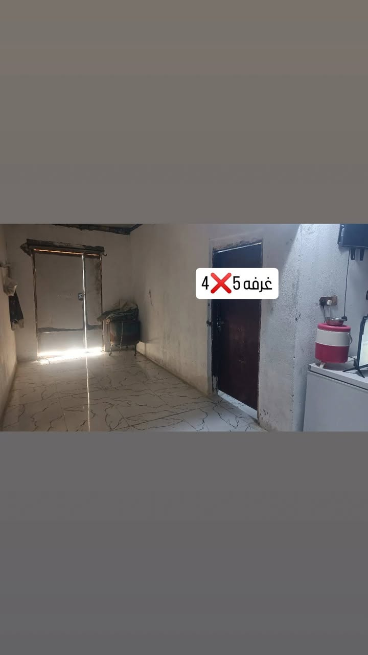 السلام عليكم بيت حواسم لبيع بي وصل تطويب مساحه 240 متر بي 3غرف وصاله9امتار ومطبخ دوانيه عوزهه ضلع وتكمل حي الحسين مقابيل مطعم الحوراء السعر 19وبي مجال بيت نضيف السقف سندويج رقم الهاتف ***********
