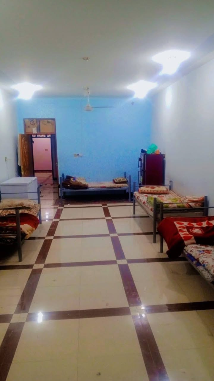 شقة مؤثثة للاجرا حي الشهداء ***********
1درج خارجي 
2غرف عدد ثنين
3صاله كبيره 
4مطبخ 
5صحيات 
6ثلاجه
7مجمده
8جرابي
9تنور 
10طباخ
11كاونتر 
12غساله 
13فراشات 

الي عليكم تجيبون فقط ملابسكم و دلاليتي وبخدمتكم ***********
