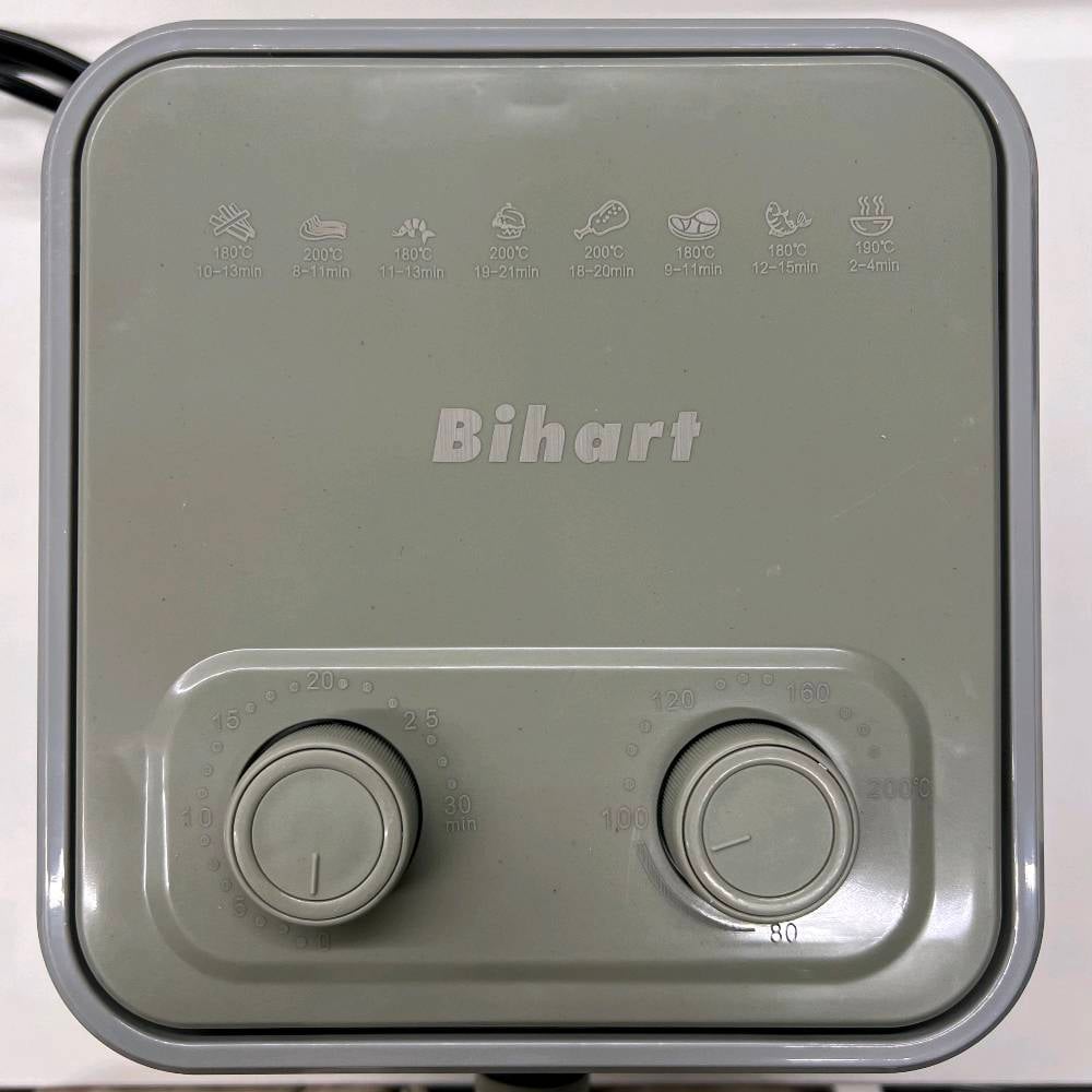 قلاية هوائية Bihart بدون زيت – موديل YSL197

قلاية هوائية عملية من Bihart بتصميم مدمج ومناسب للاستخدام اليومي، توفر طهيًا بالهواء الساخن مع تحكم يدوي بسيط.

 • تعمل بتقنية الهواء الساخن للطهي بدون زيت
 
• تحكم يدوي عبر مقبضي الوقت ودرجة الحرارة
 
• تصميم مدمج مناسب للمطابخ الصغيرة
 
• سلة سحب أمامية لسهولة إدخال وإخراج الطعام
 
• جسم بلون رمادي أنيق كما هو موضح على العلبة
 
• استخدام مباشر بدون إعدادات معقدة

 • نوع المنتج: قلاية هوائية (Air Fryer)
 • القدرة الكهربائية: 800 واط
 • الجهد الكهربائي: AC 220–240V
 • التردد: 50/60Hz
 • مدة التشغيل القصوى: 30 دقيقة
 • التحكم: يدوي (مقبض حرارة + مقبض وقت)
 • الوزن الصافي: 2.1 كغم
 • الوزن الإجمالي: 2.6 كغم

محتويات العلبة:
 • قلاية هوائية Bihart
 • سلة الطهي