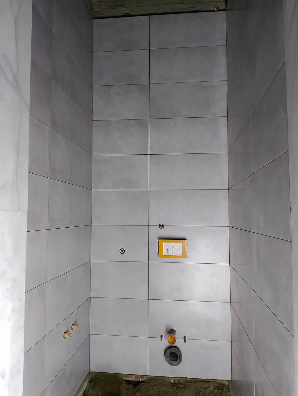 سلام عليكم خلفة سراميك متفرق شغل رضي جدرا شغل نضيف ستلام مهندس ***********
